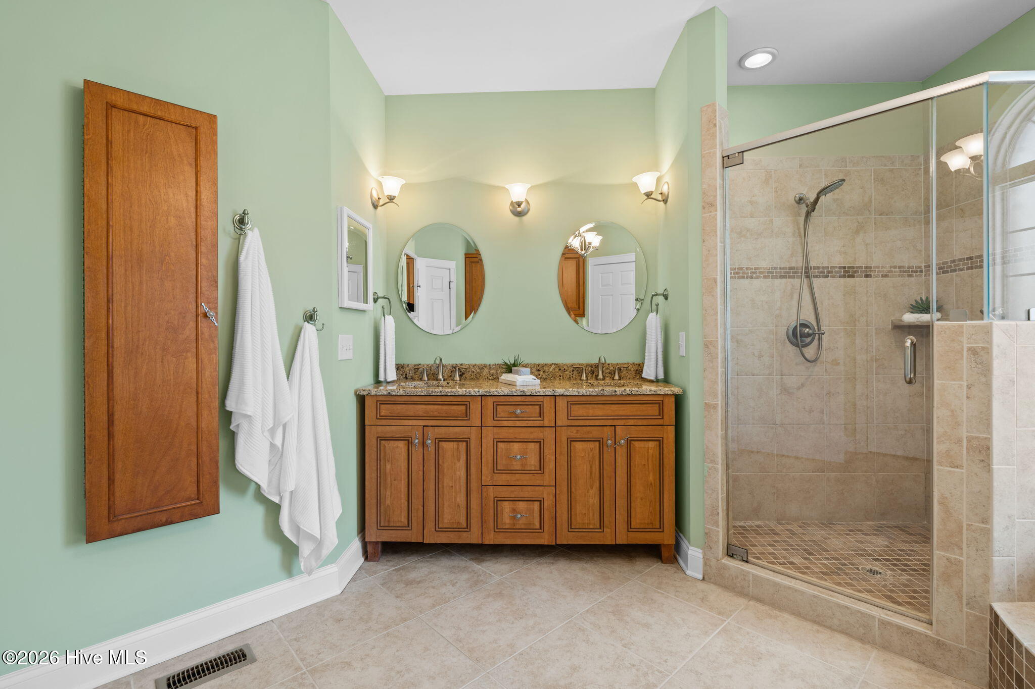 100564903 | Photo 33