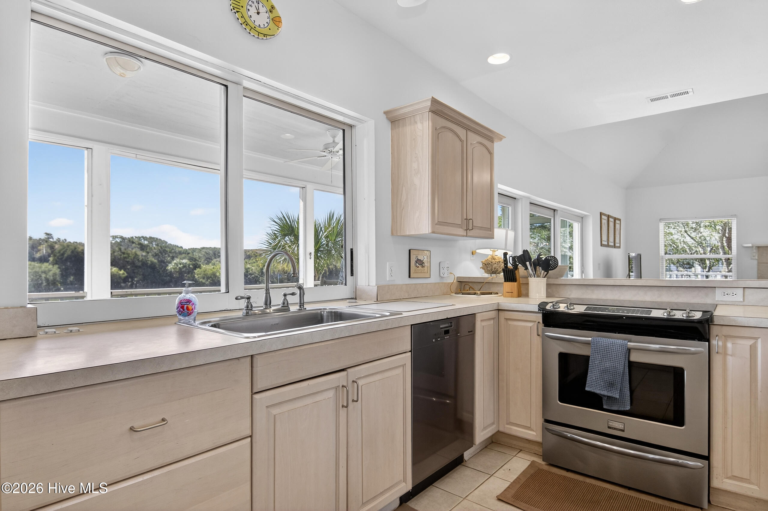 100565213 | Photo 11