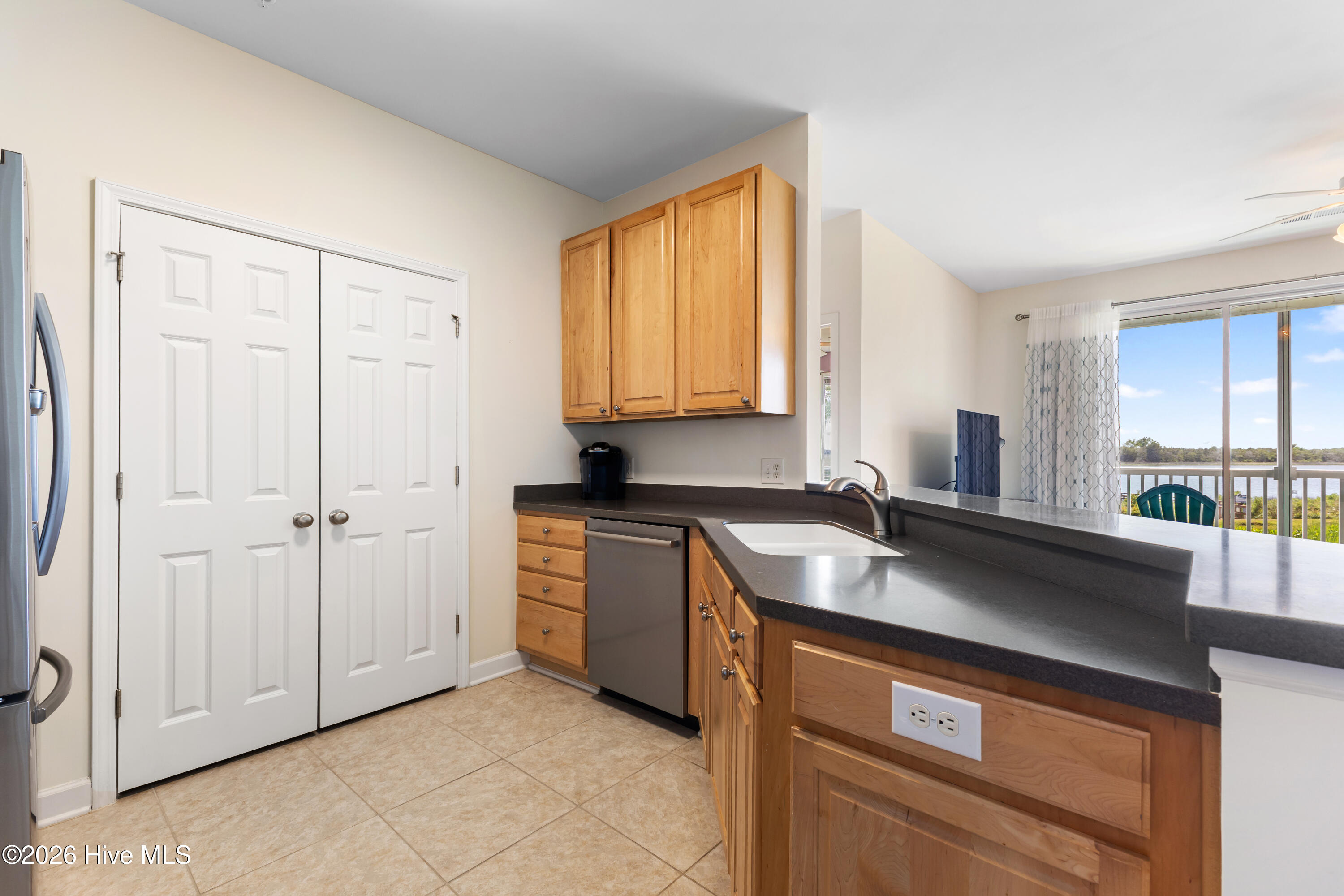 100570147 | Photo 14