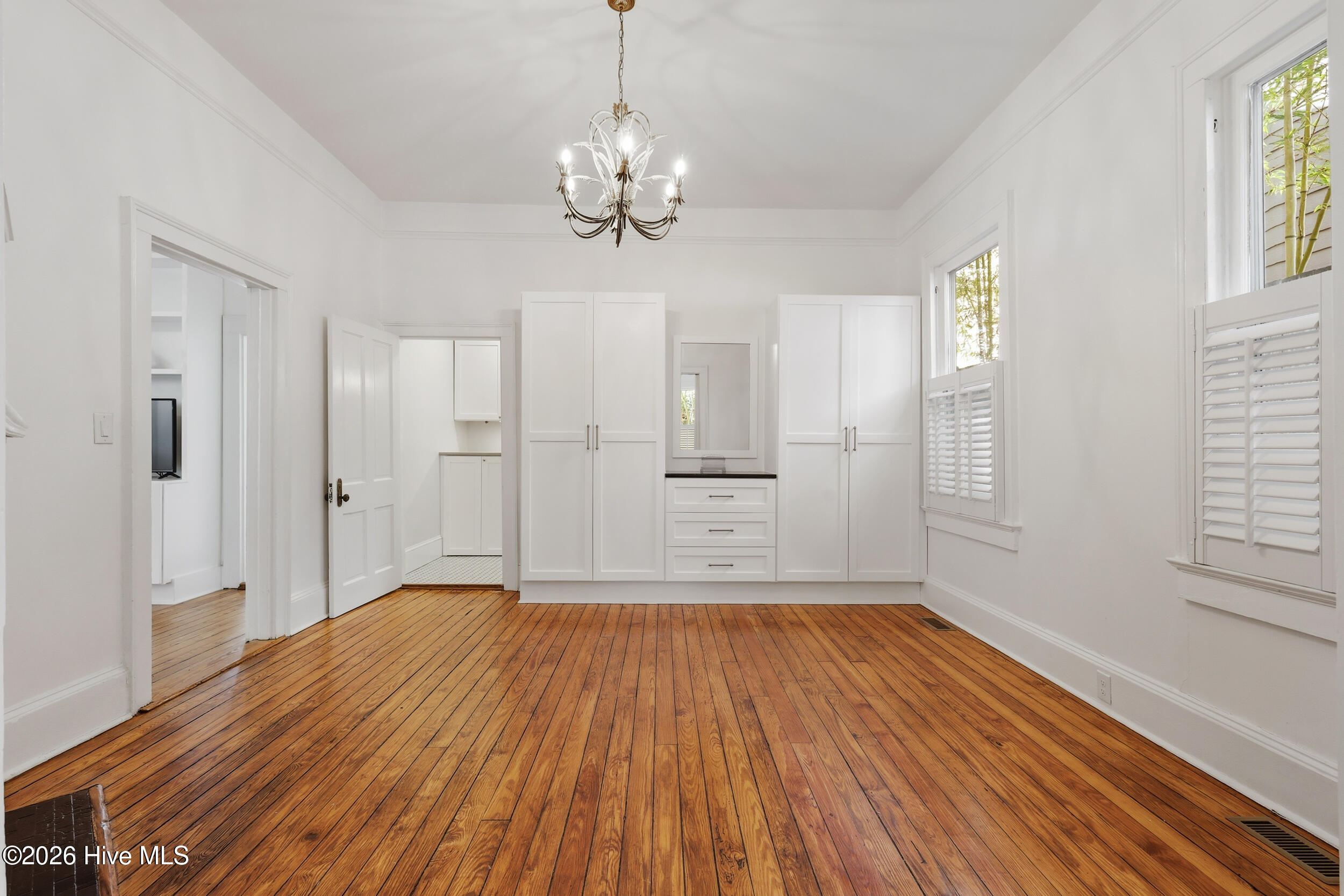 100561300 | Photo 24