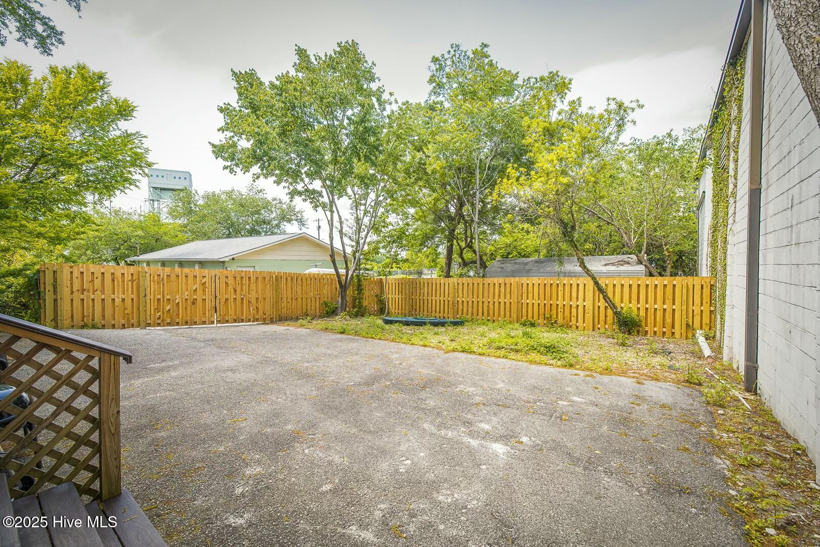 100548209 | Photo 24