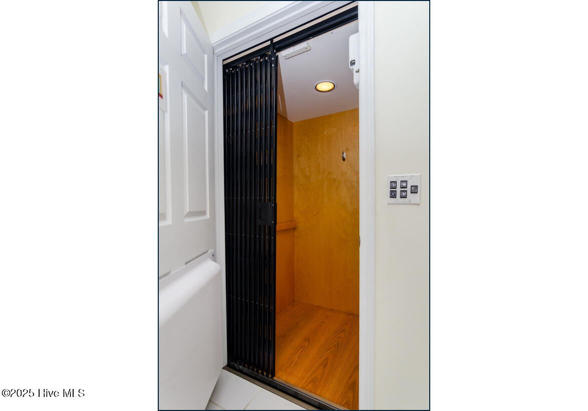 100534014 | Photo 37