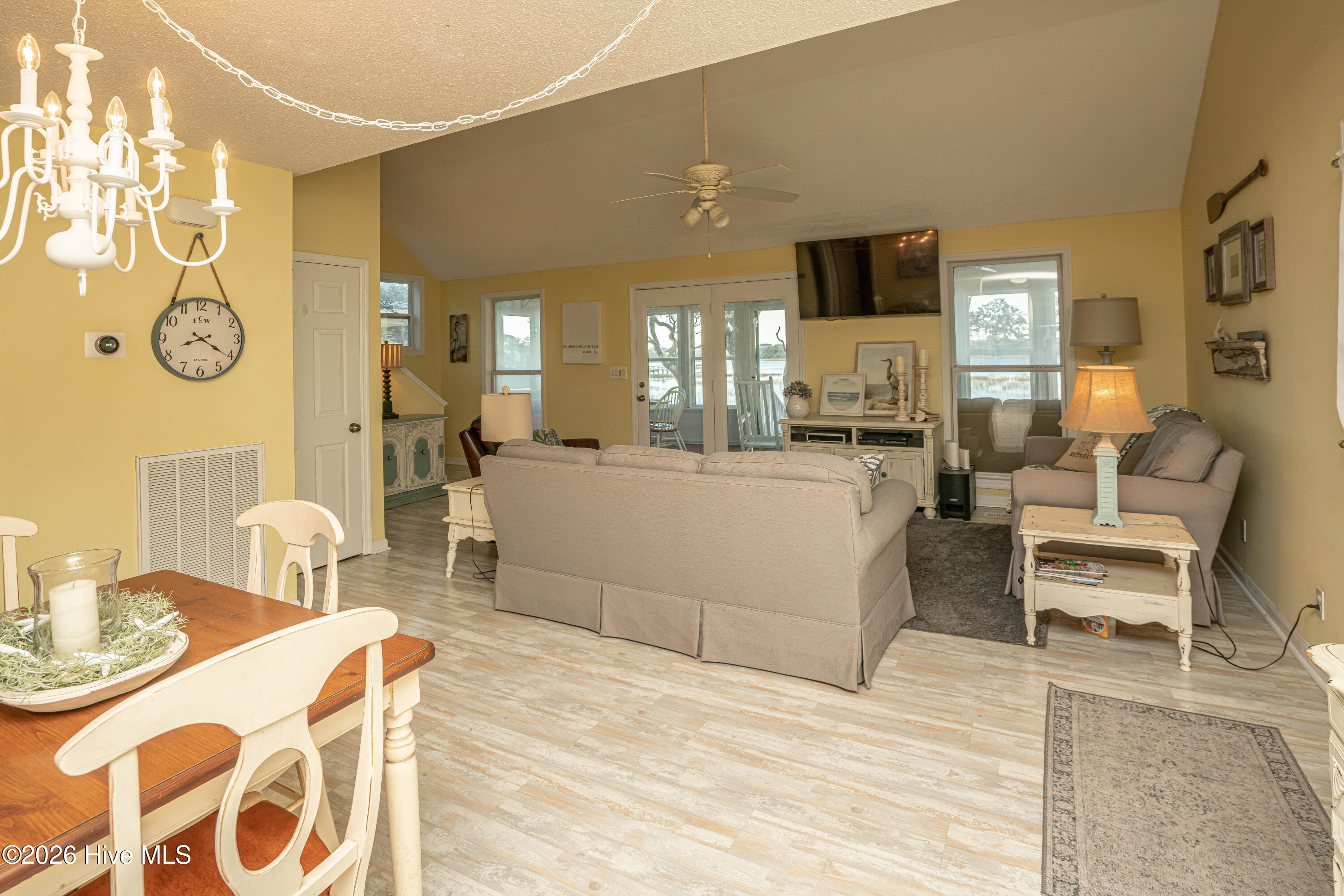 100561840 | Photo 13