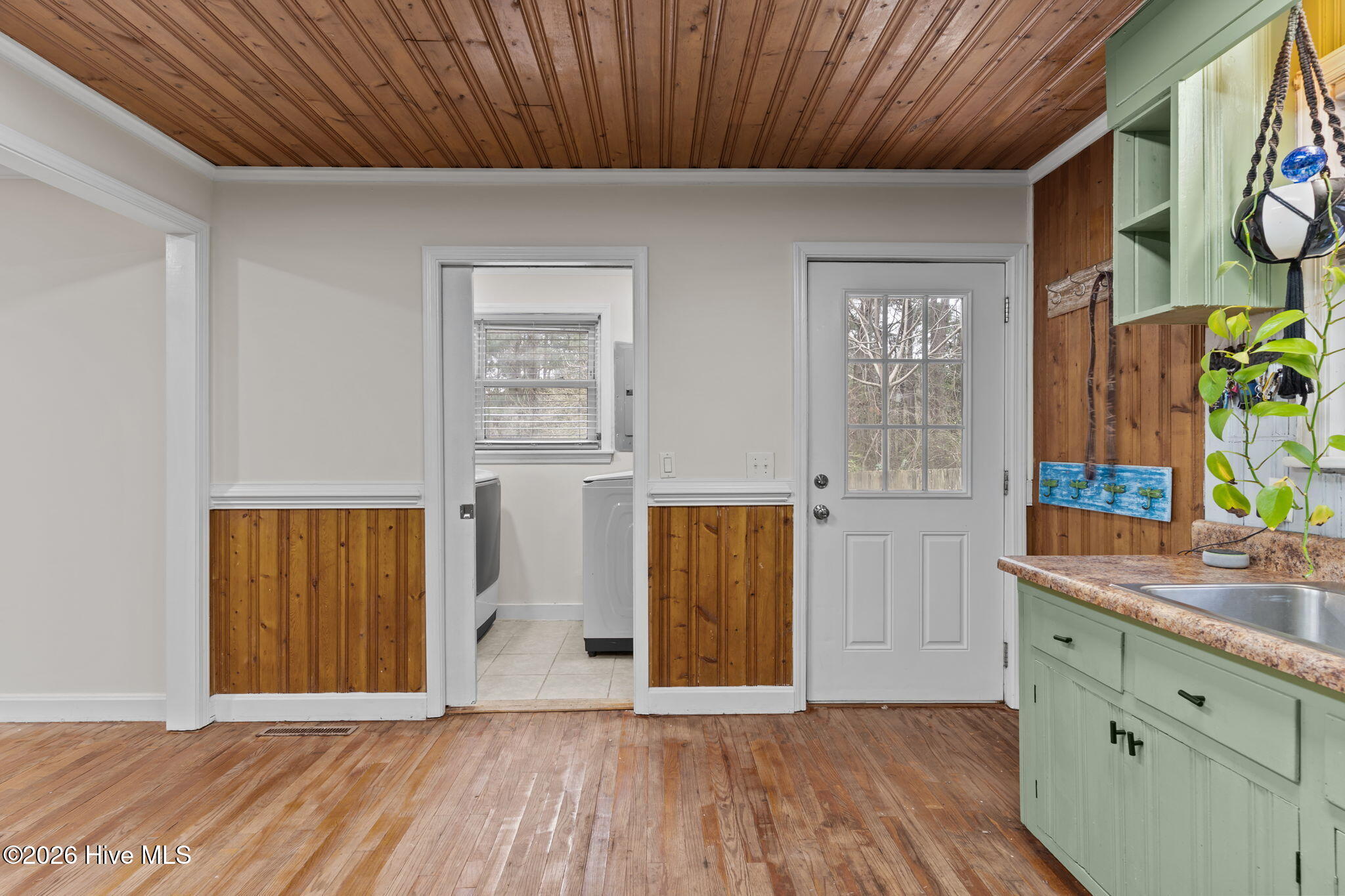 100557661 | Photo 21