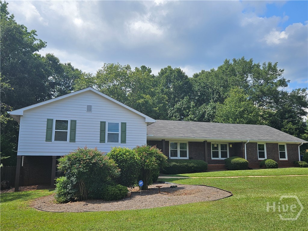 Lovely West Side home offering 5 bedrooms, 3 1/2 Baths, and over 3500 sq.ft. of fabulous living! Terrific floor plan that allows for comfortable entertaining, quiet retreats, lots of flex space indoors and great outdoor spaces to meet the needs of everyone including the fur babies!  Highlights include a wonderful screened in porch overlooking the large level back yard, formal living and dining, cozy den with fireplace that opens to the spacious kitchen with brand new stove, breakfast area, three large bedrooms on the upper level including a huge oversized owners suite with sitting area or home office space and with a 2018 addition of a gorgeous zen garden tub. 
 Enjoy the bright, functional terrace level with new carpet throughout, nice den, two bedrooms and full bath, and with outdoor access that opens to a cozy courtyard sitting area for enjoying your morning coffee. Extras include large walk in pantry, nice full sized laundry room, stainless appliances.
Kingswood is a super kid friendly, walk friendly neighborhood with lots of annual events including a fall picnic. Peaceful walking trails by McNutt's Creek for the exclusive enjoyment of Kingswood residents. Walk to shopping and eating and Timothy Elementary. Central location and close to everything but with a quaint neighborly feel of yesteryear.