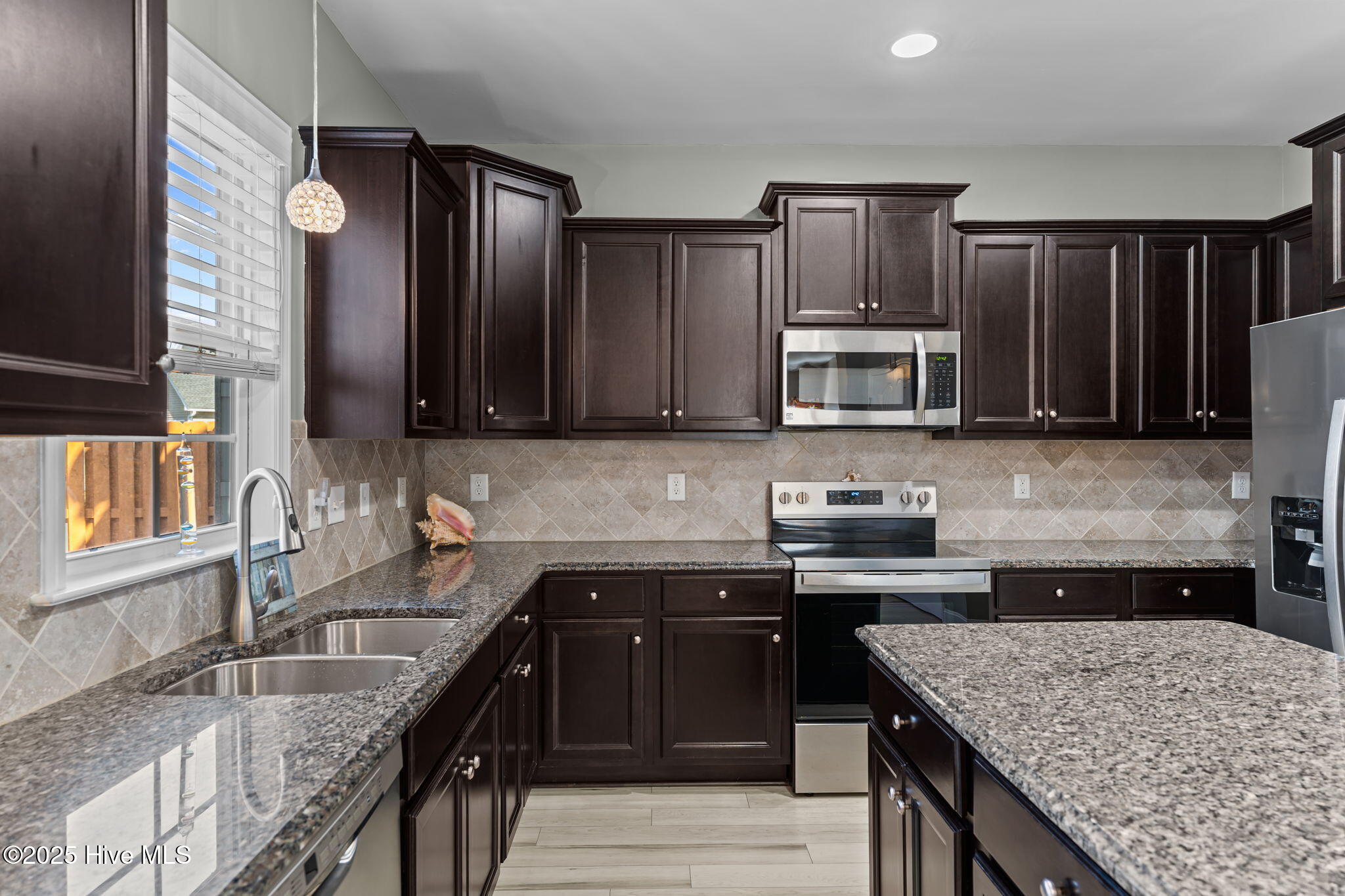 100537762 | Photo 14