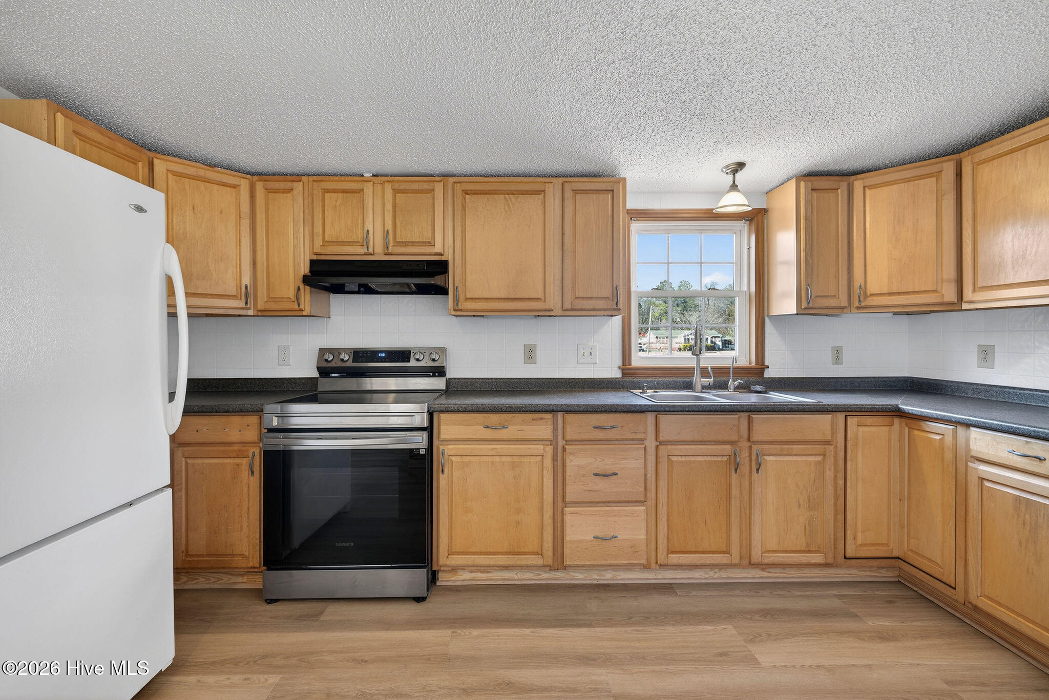 100548373 | Photo 11