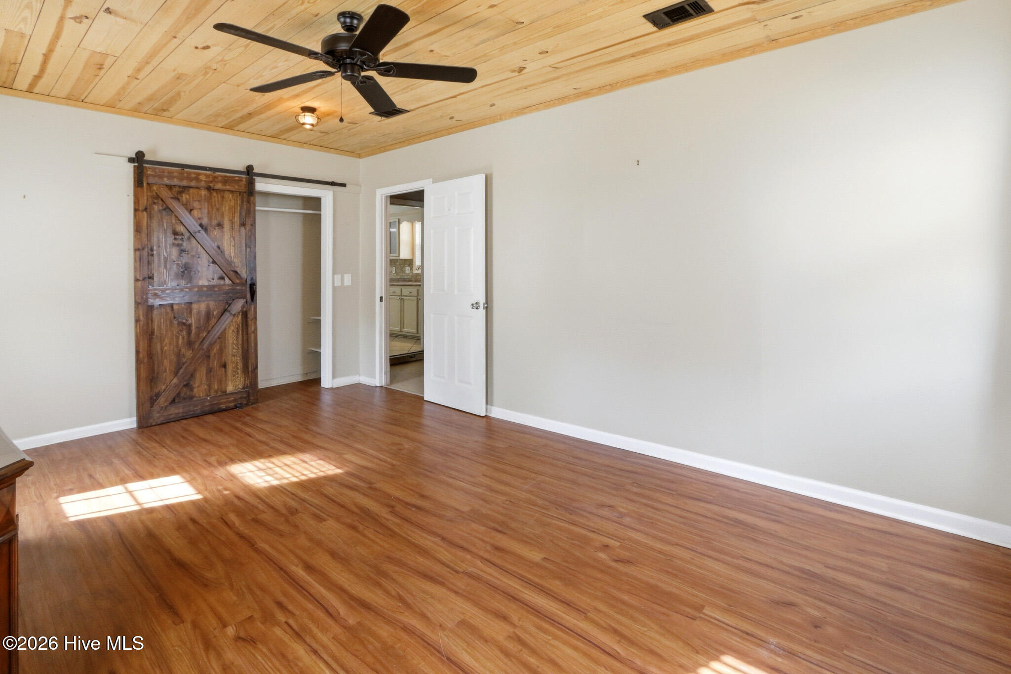 100558935 | Photo 29