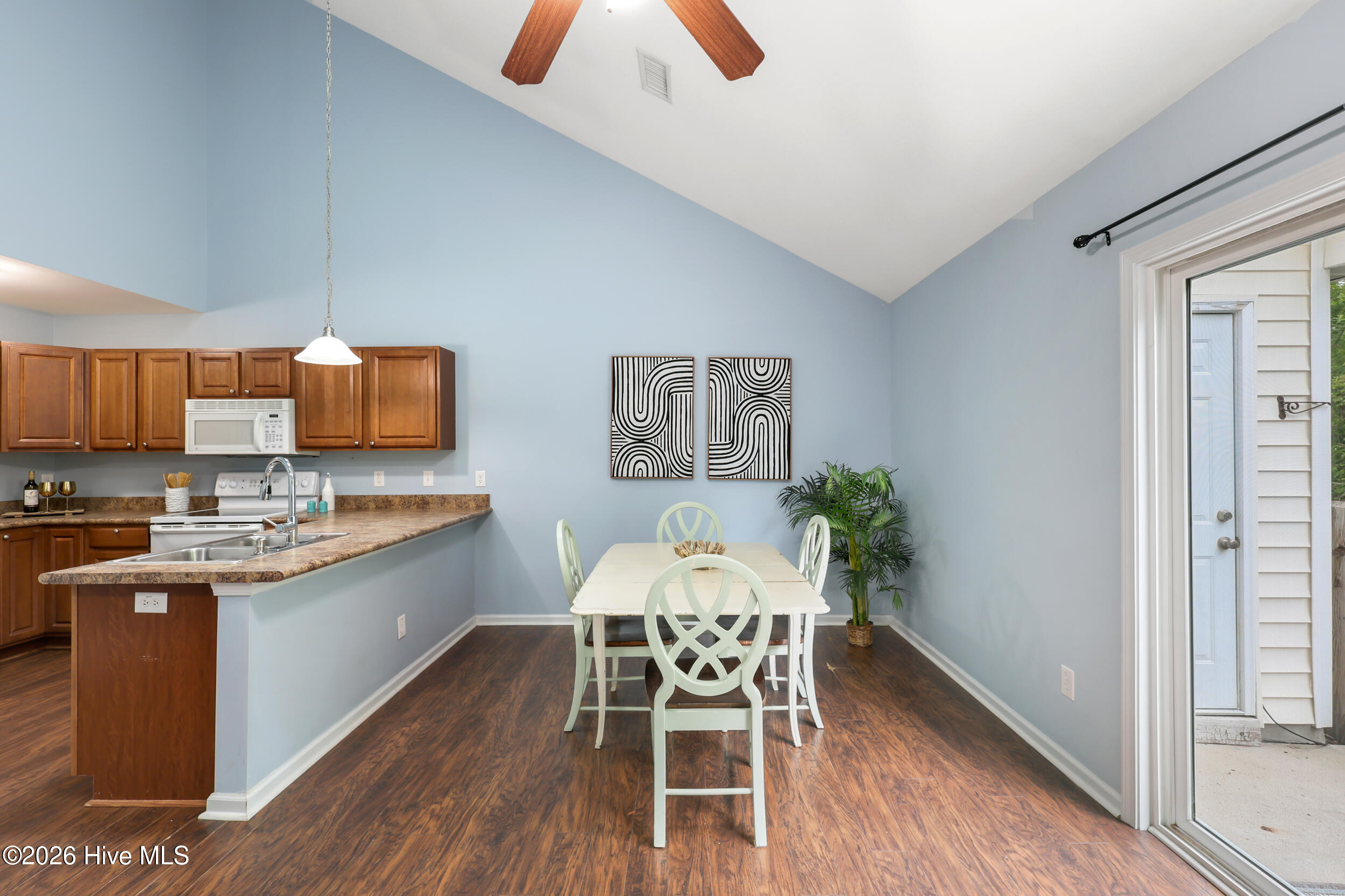 100570550 | Photo 11