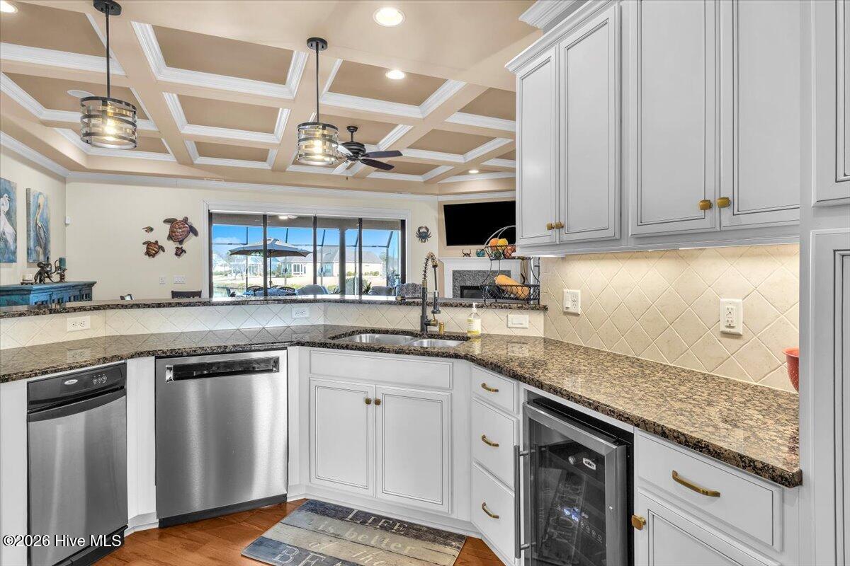 100553917 | Photo 30