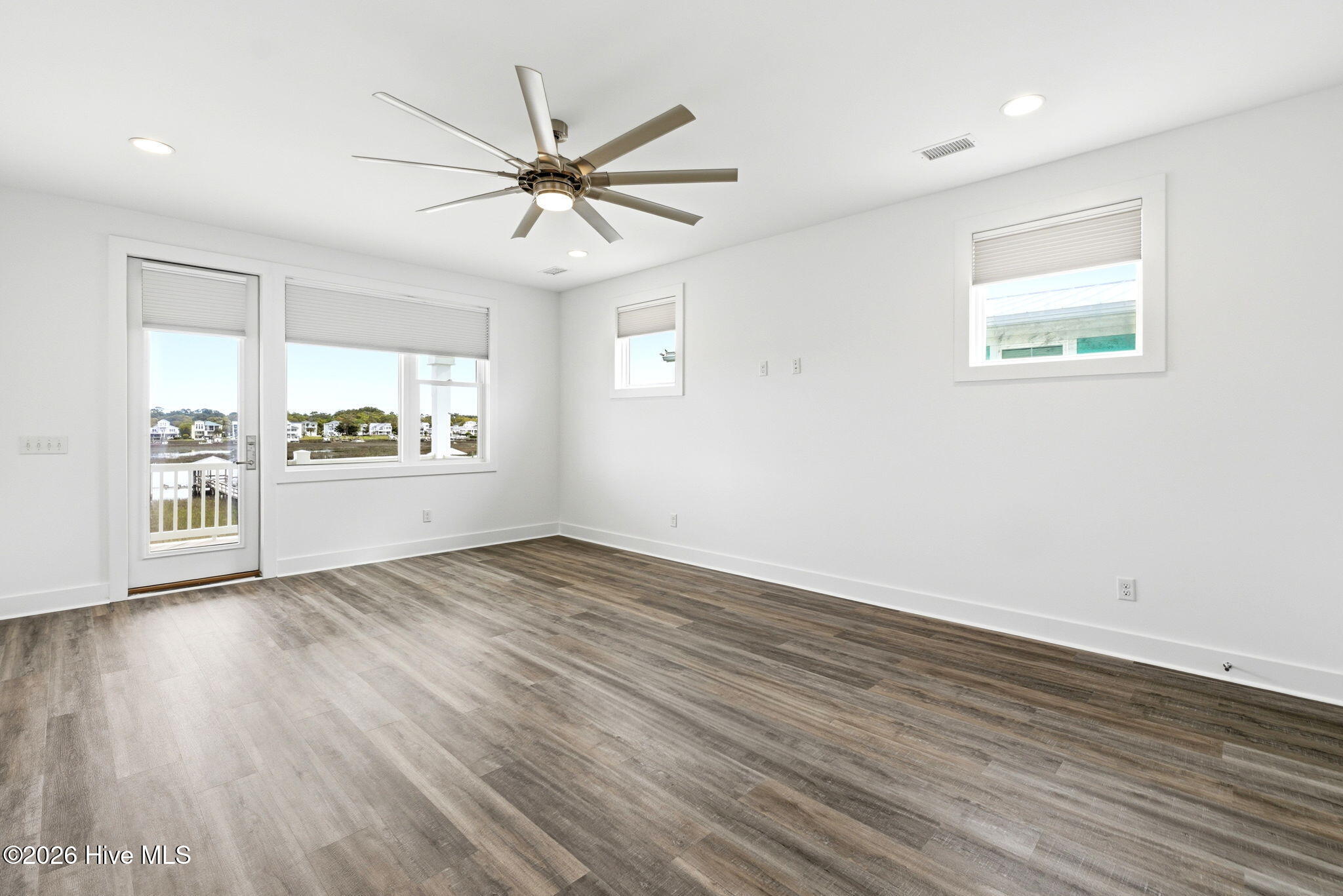 100564360 | Photo 24