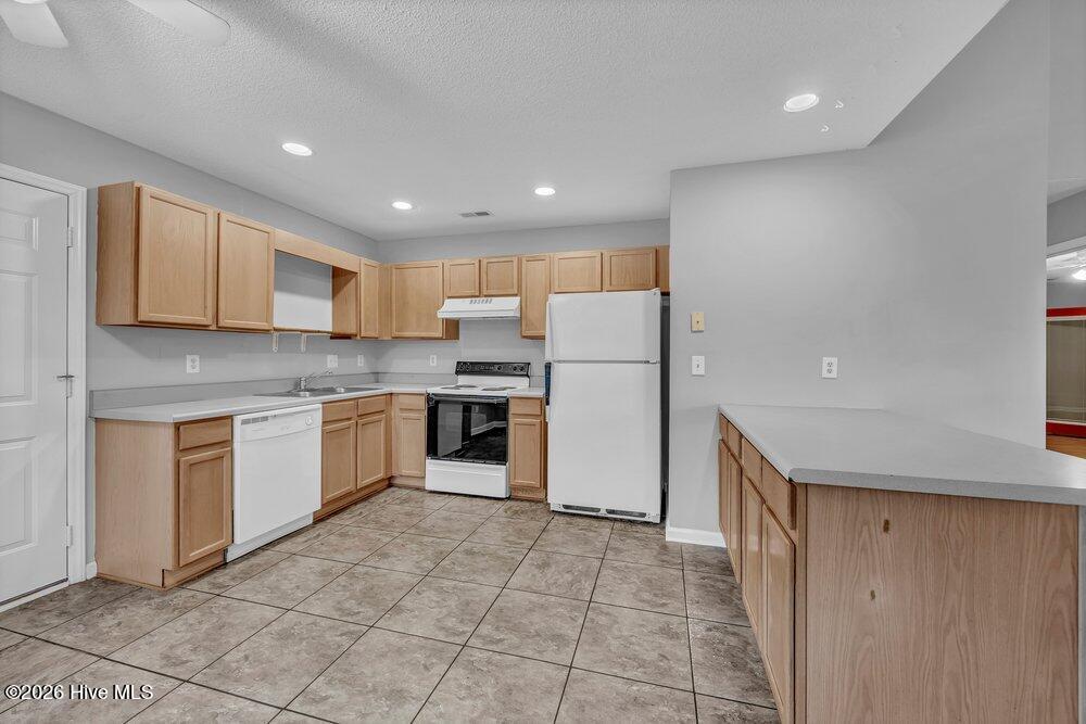 100570351 | Photo 11