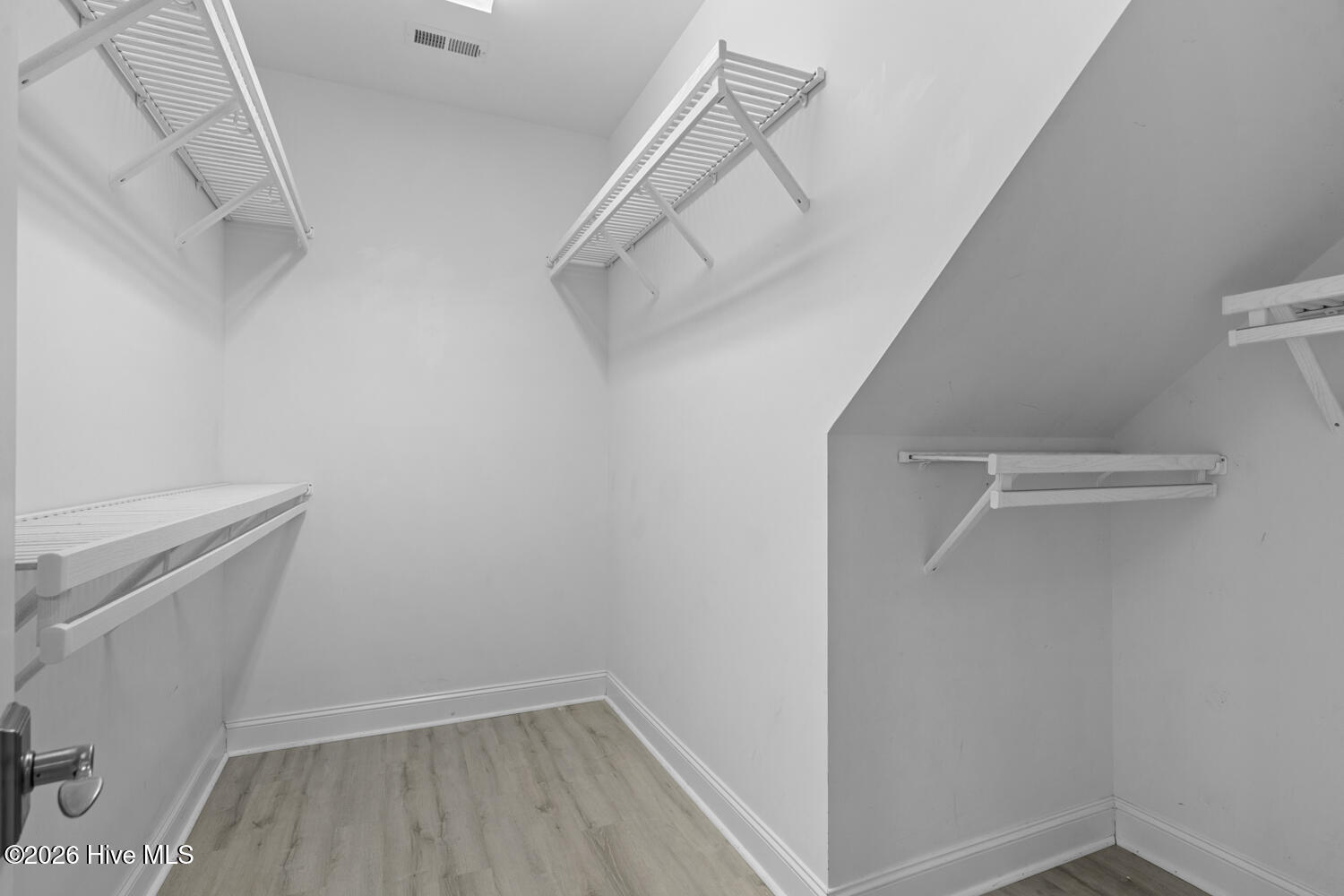 100548690 | Photo 26