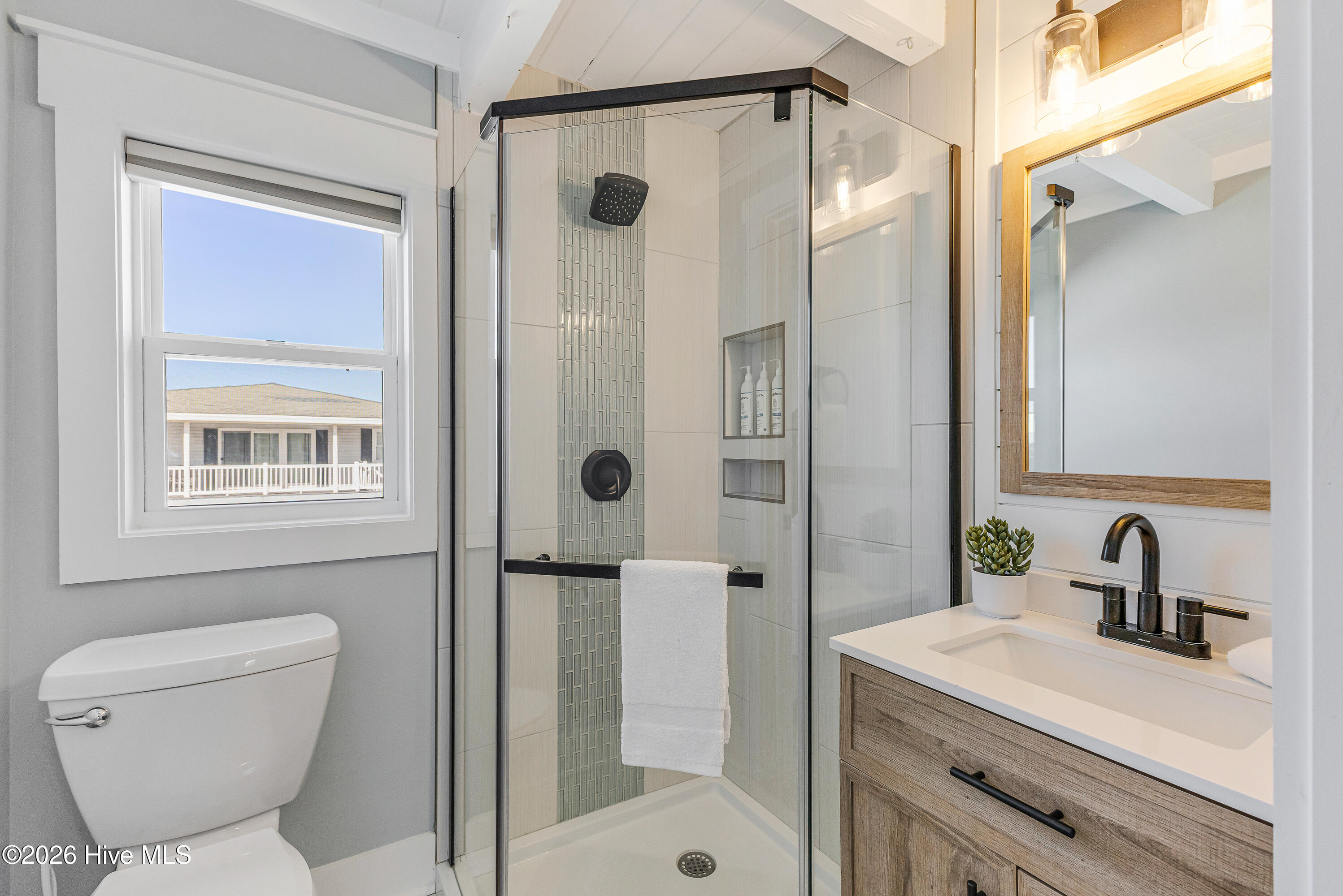 100547923 | Photo 23