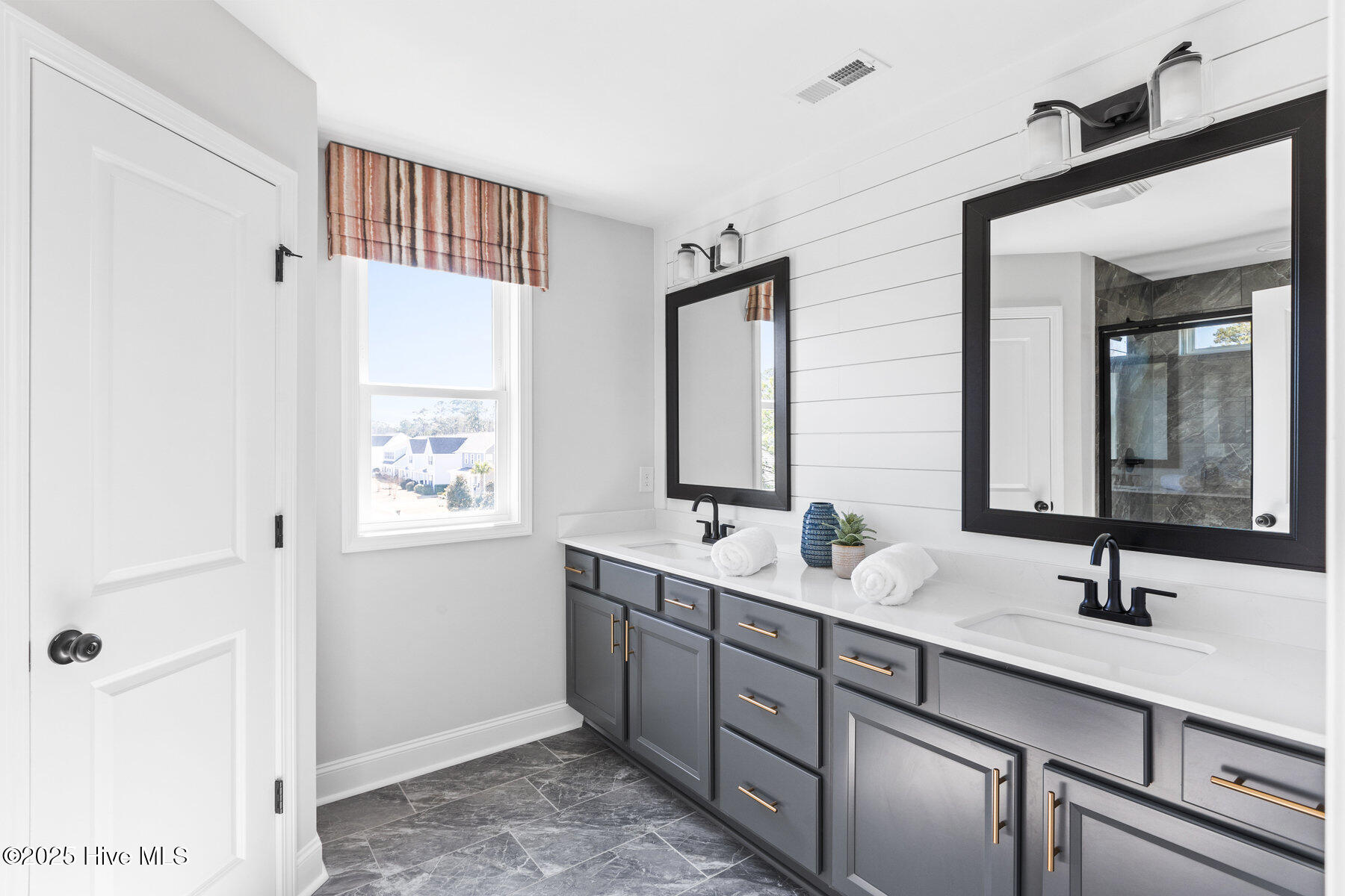 100534018 | Photo 37