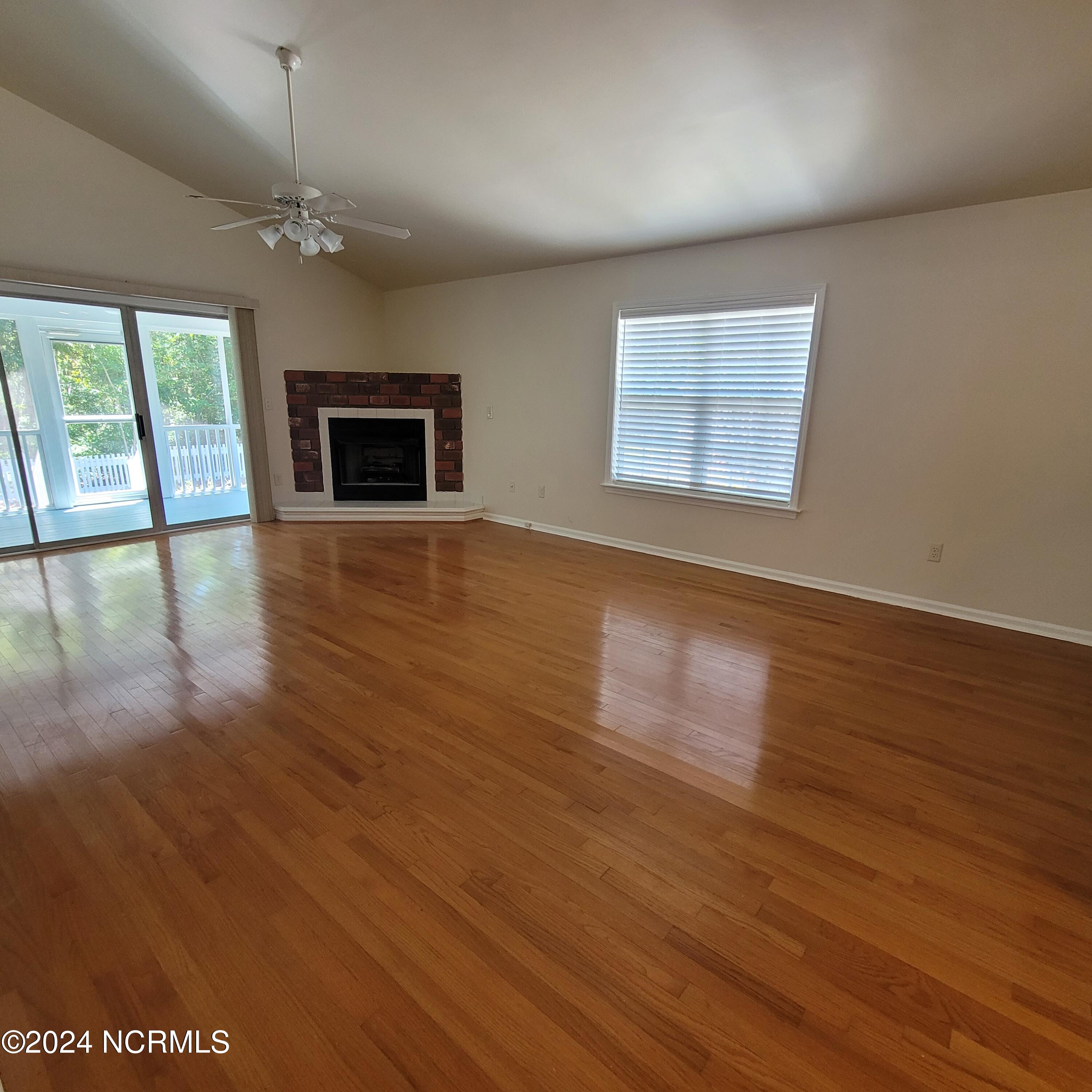 100544715 | Photo 12