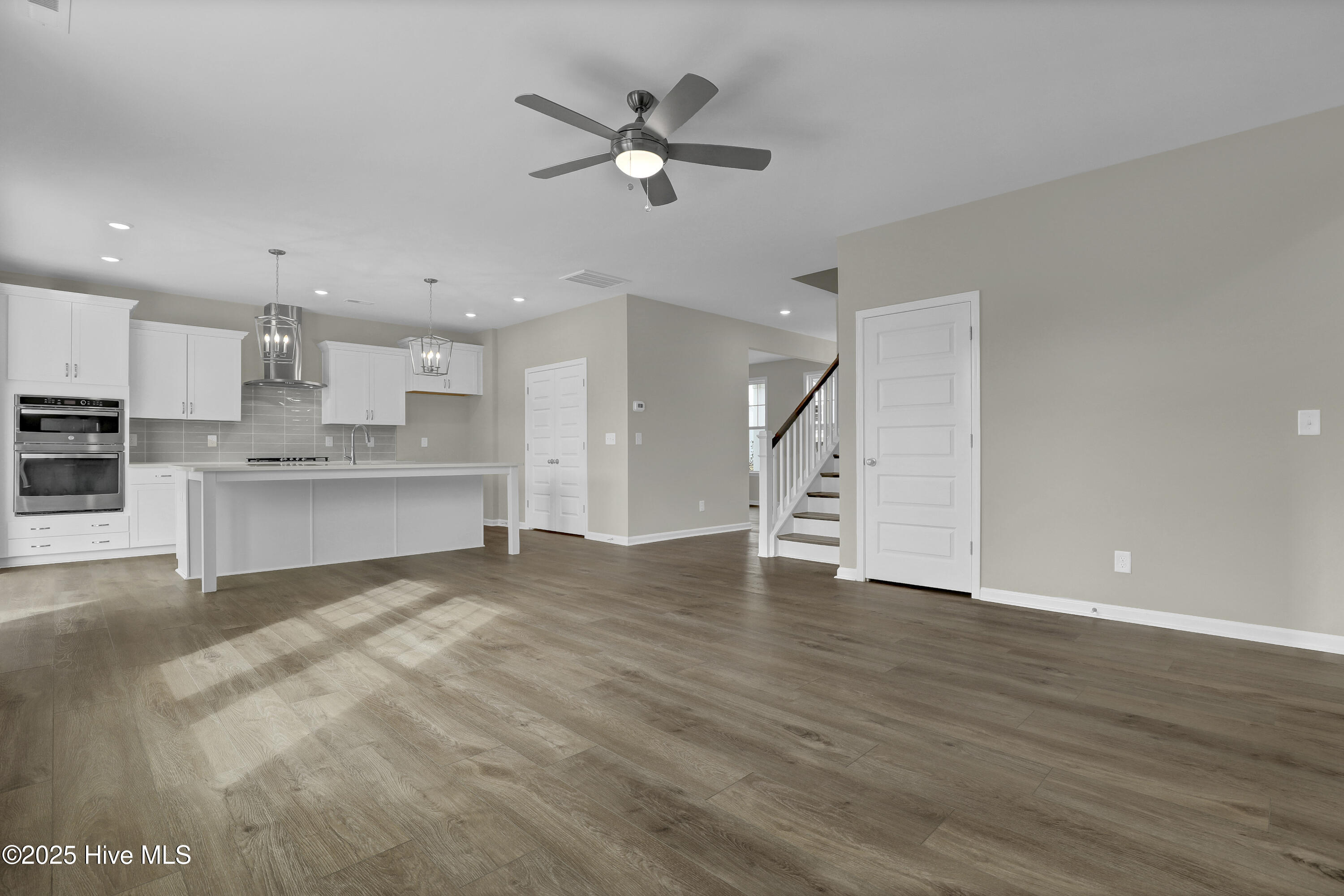 100518189 | Photo 11