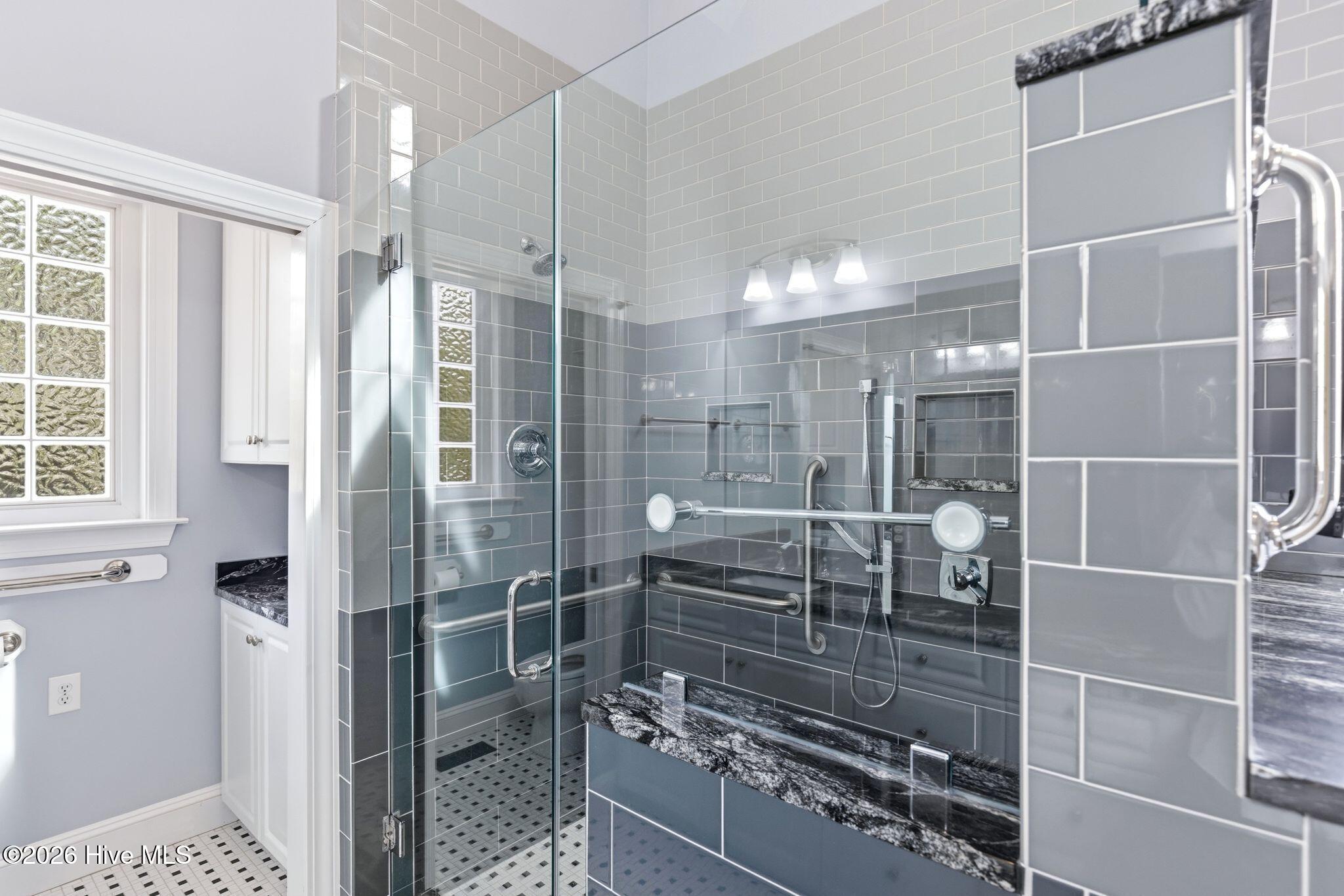 100561180 | Photo 49