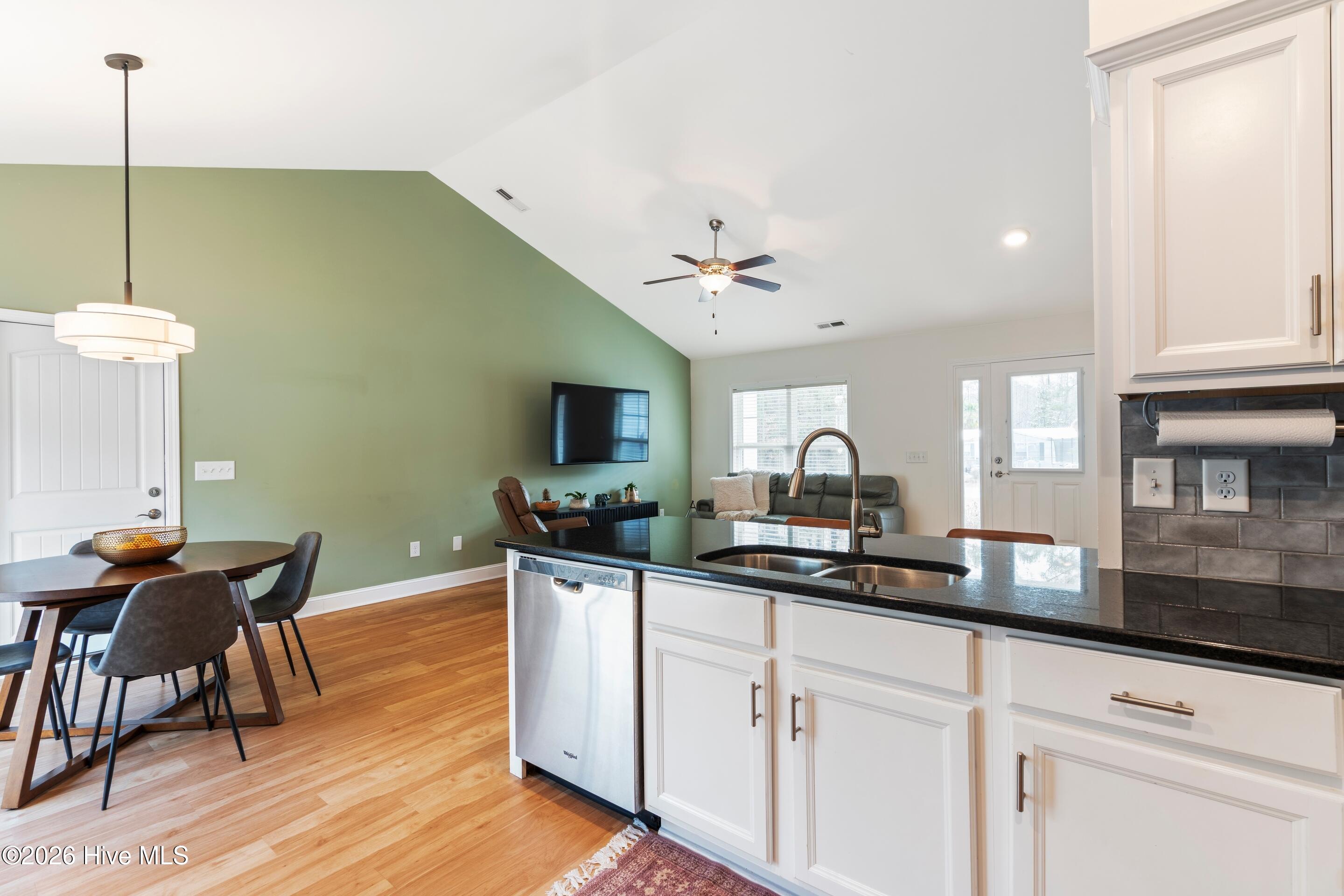 100549435 | Photo 19