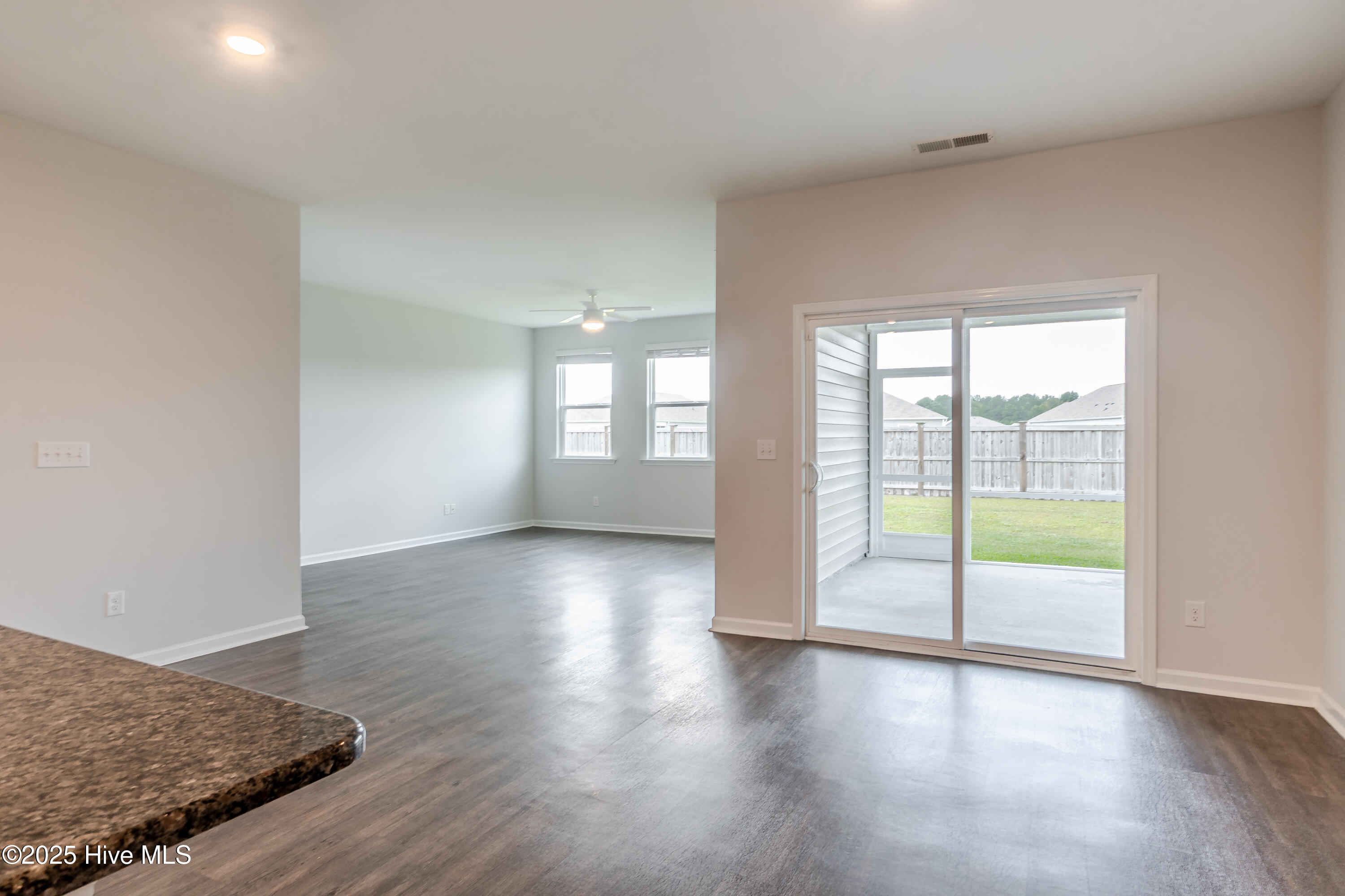 100526053 | Photo 23