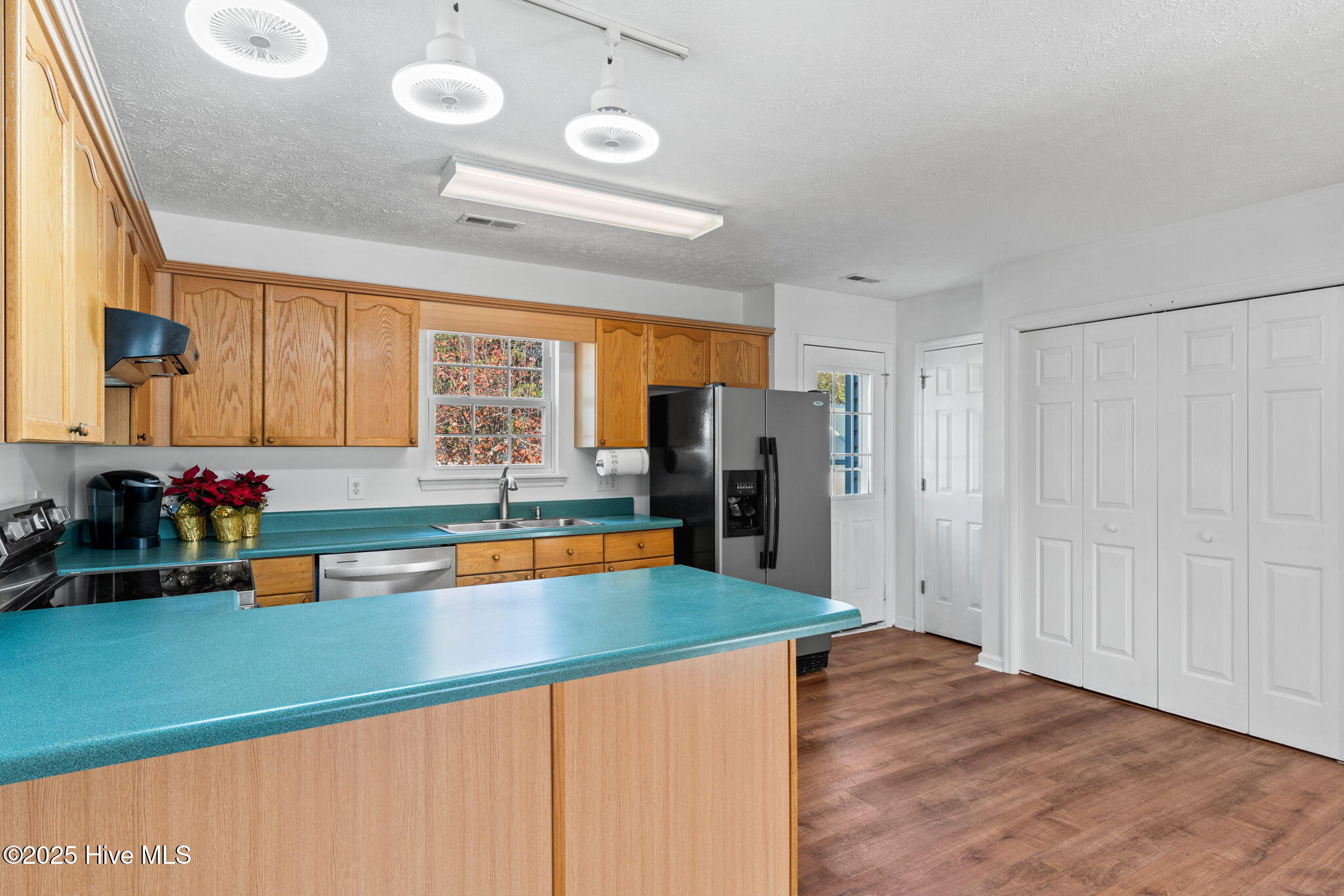 100545371 | Photo 15