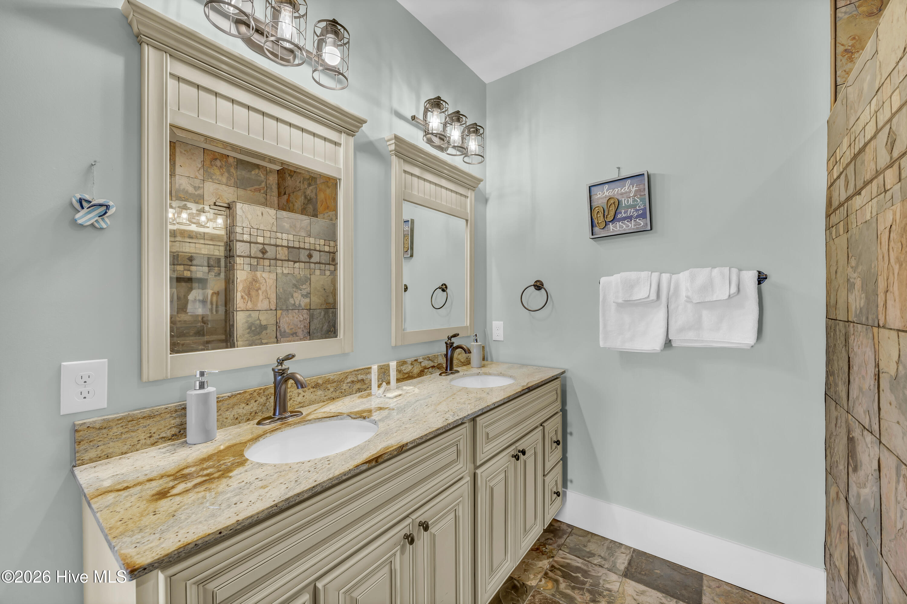 100558745 | Photo 17