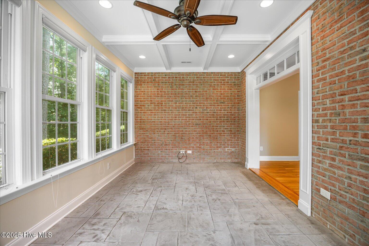 100521563 | Photo 19