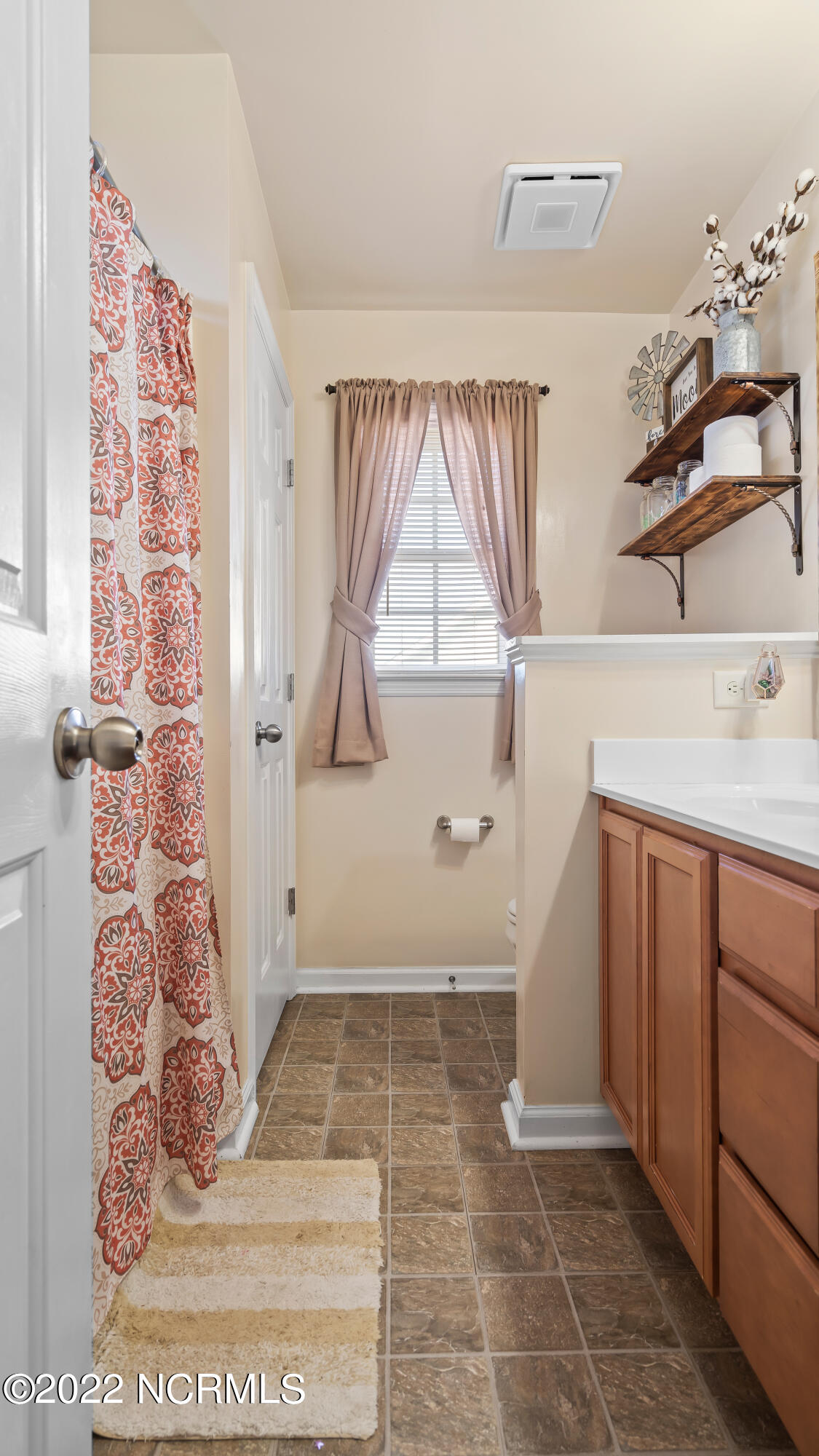 100549623 | Photo 21