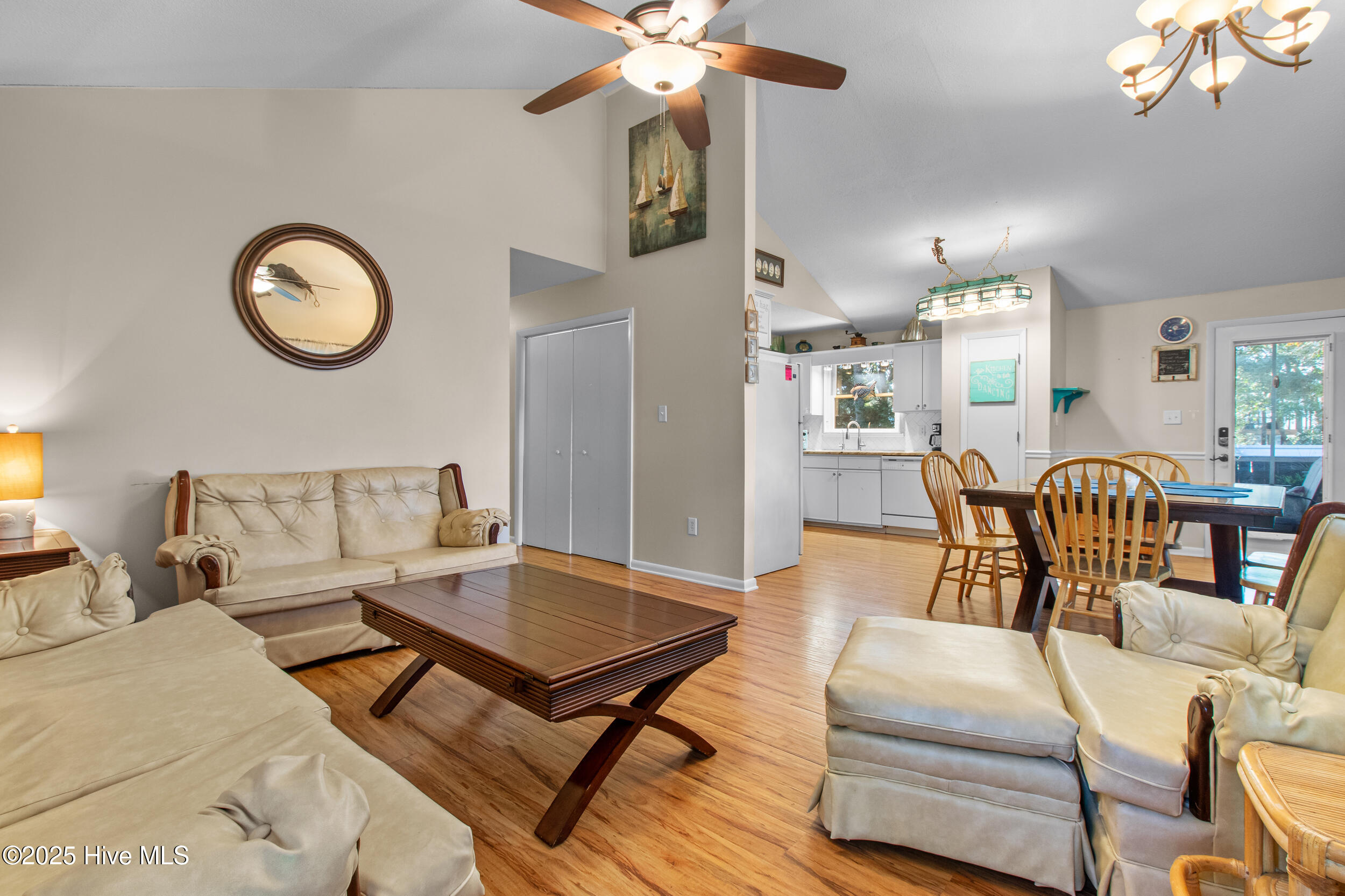 100541020 | Photo 17