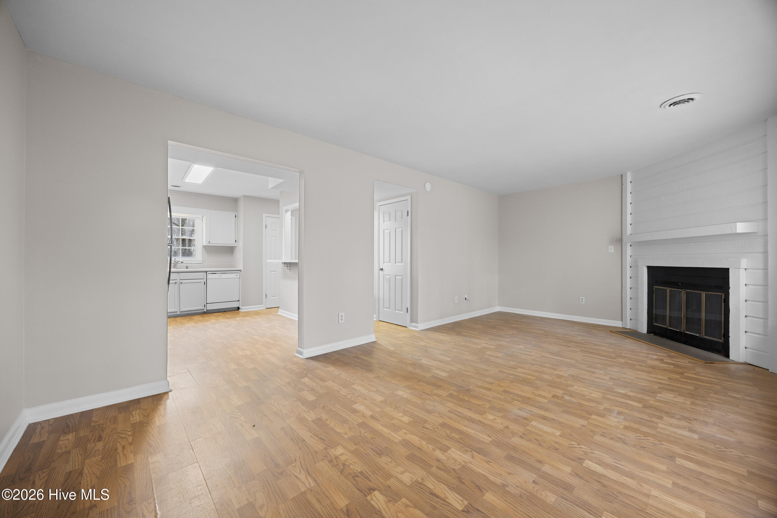 100551778 | Photo 11