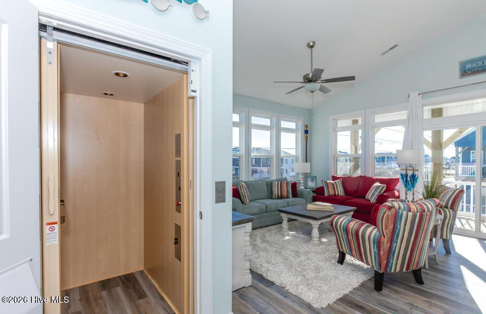 100567605 | Photo 10