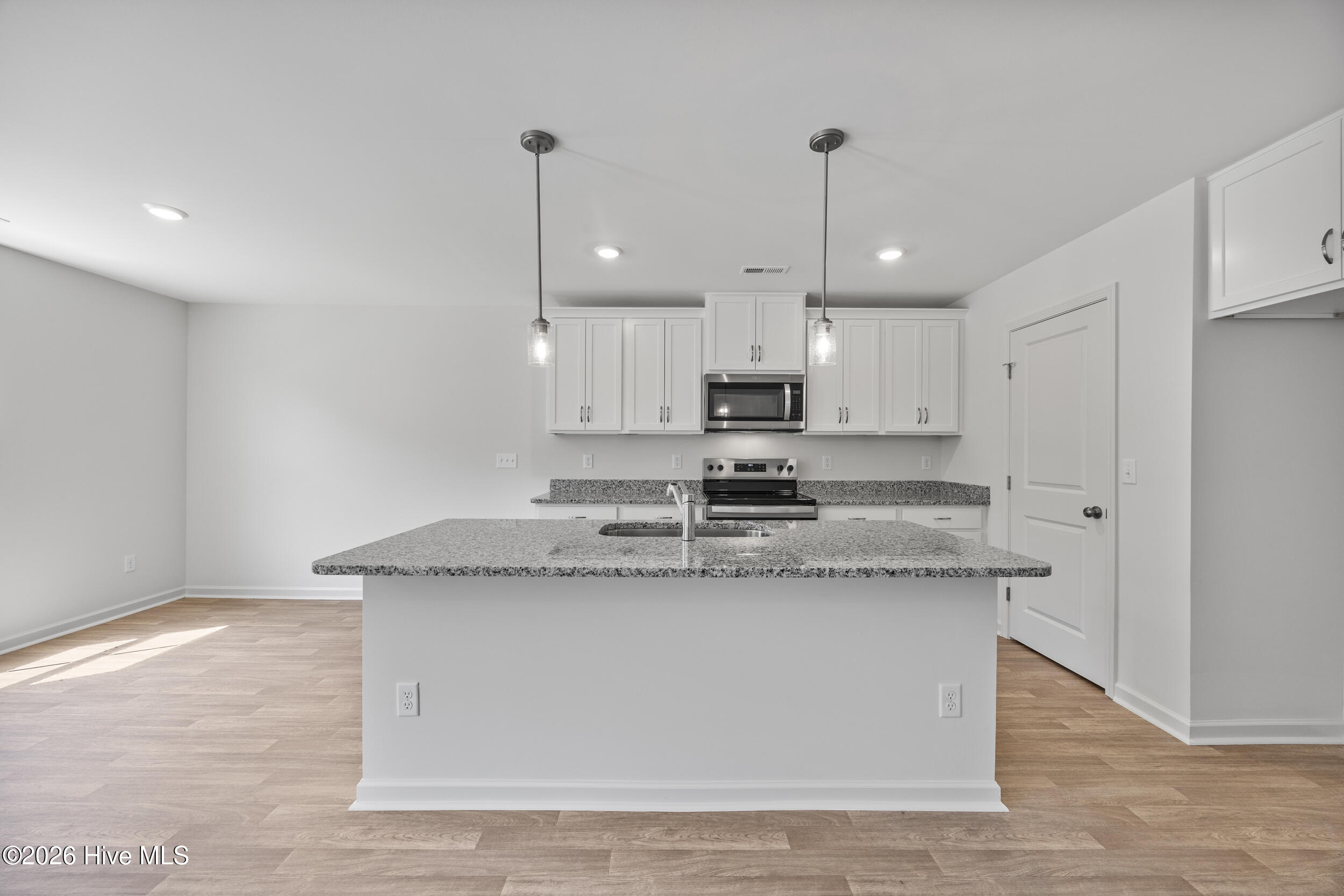 100570048 | Photo 14