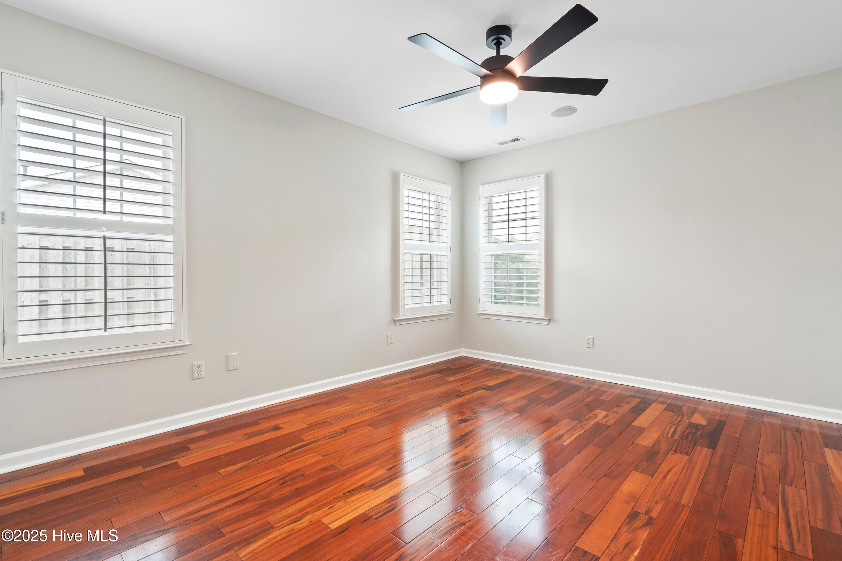 100538877 | Photo 28