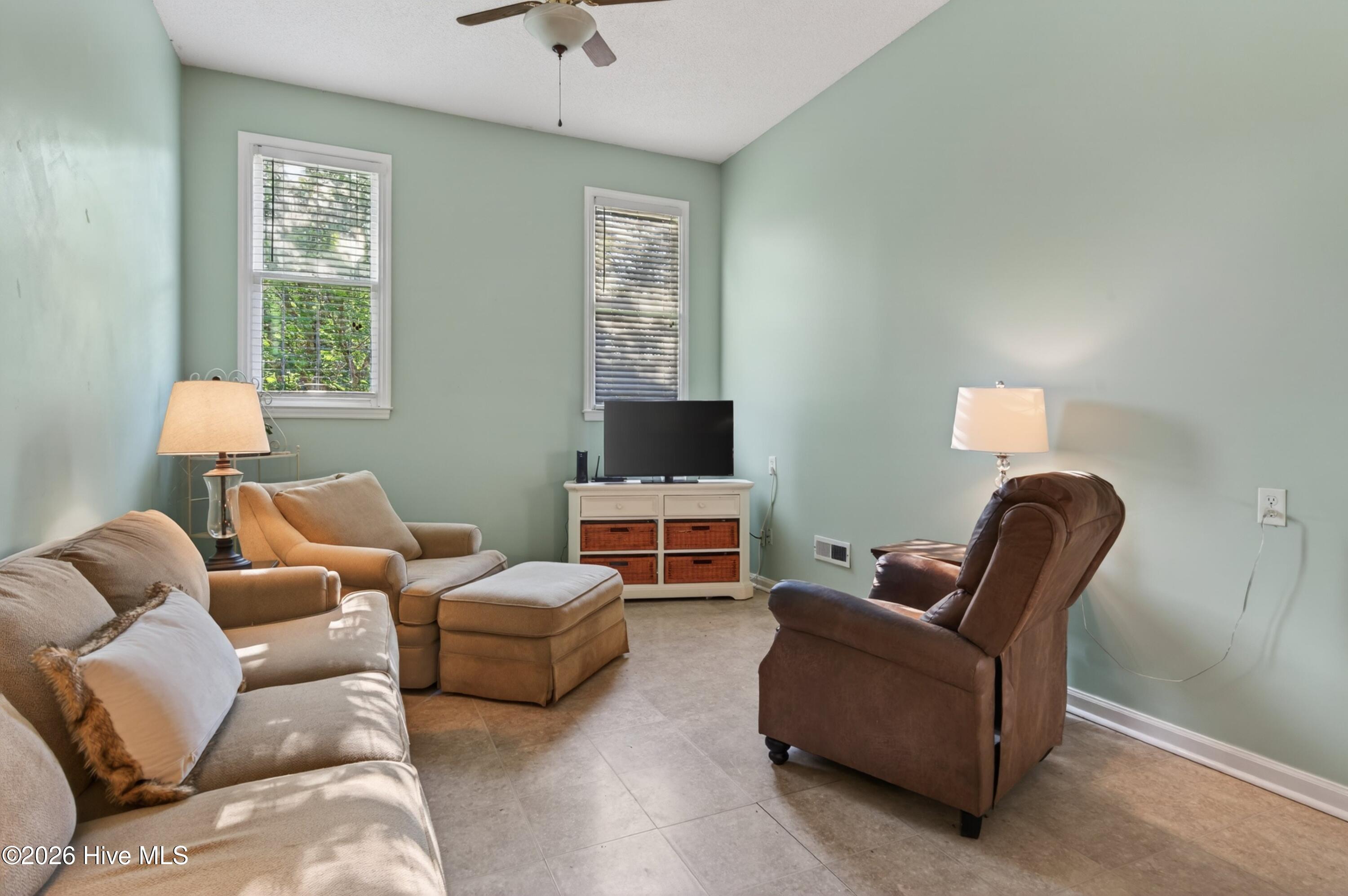 100569160 | Photo 24