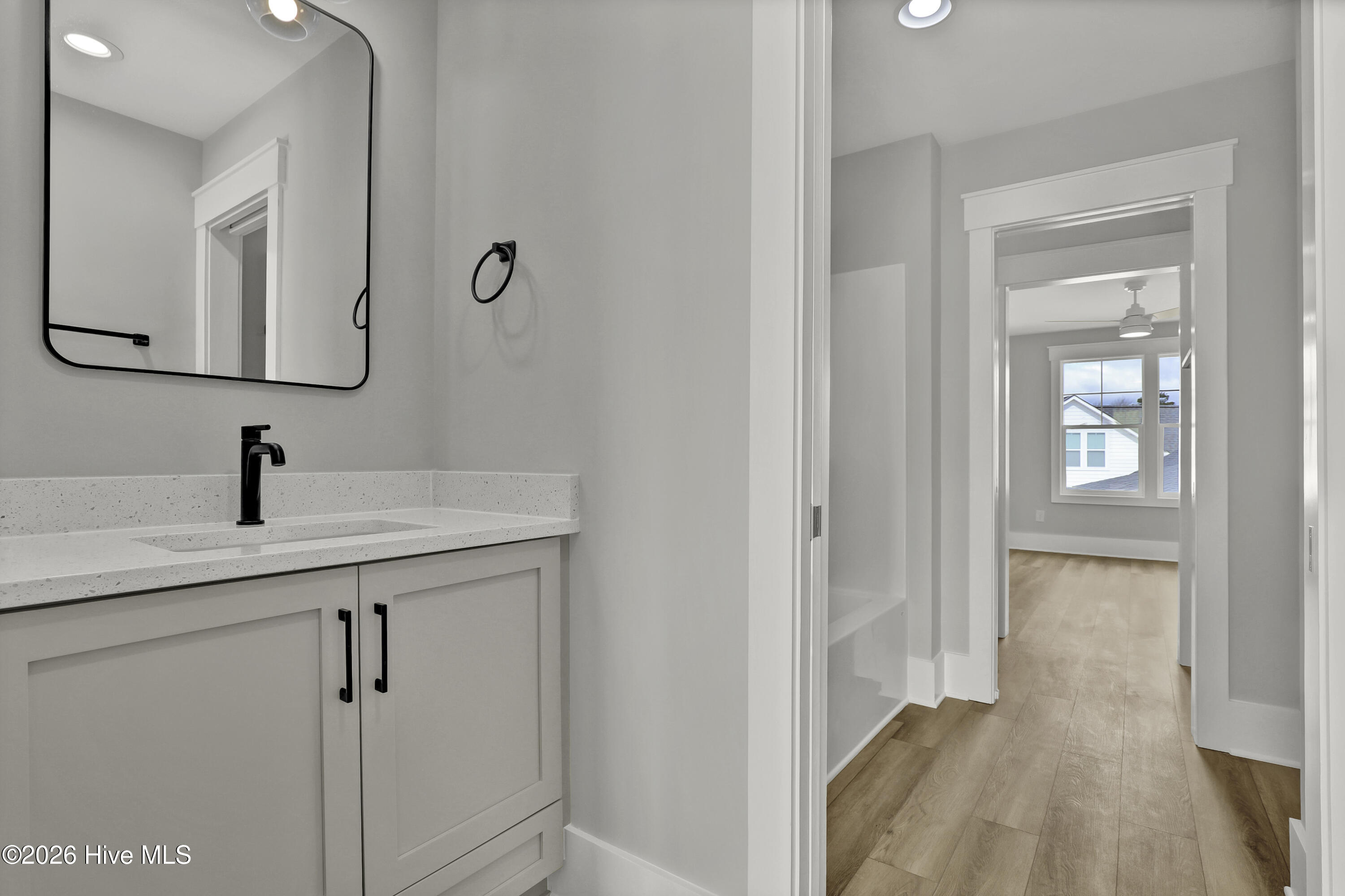 100534005 | Photo 27