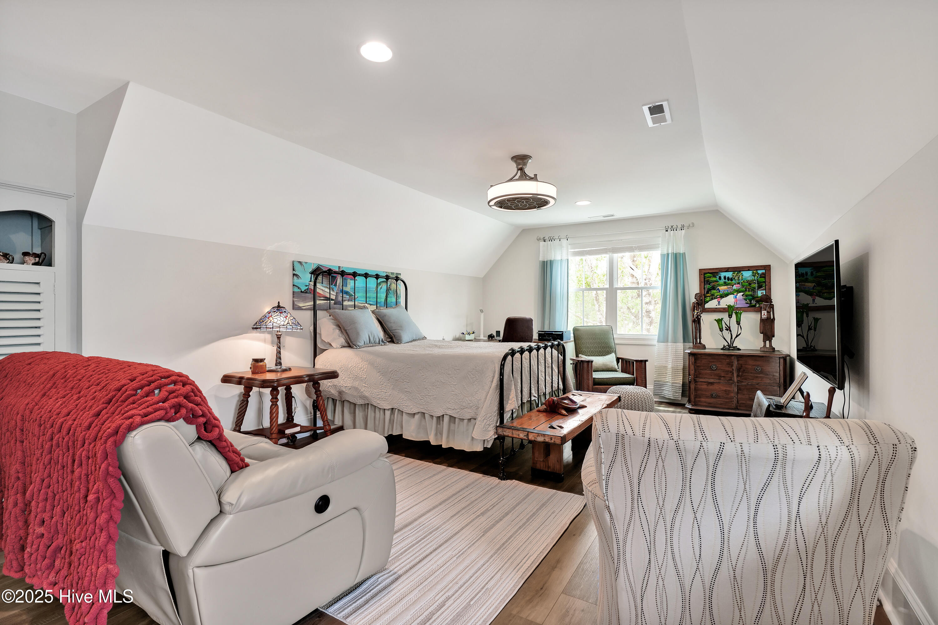 100508113 | Photo 26