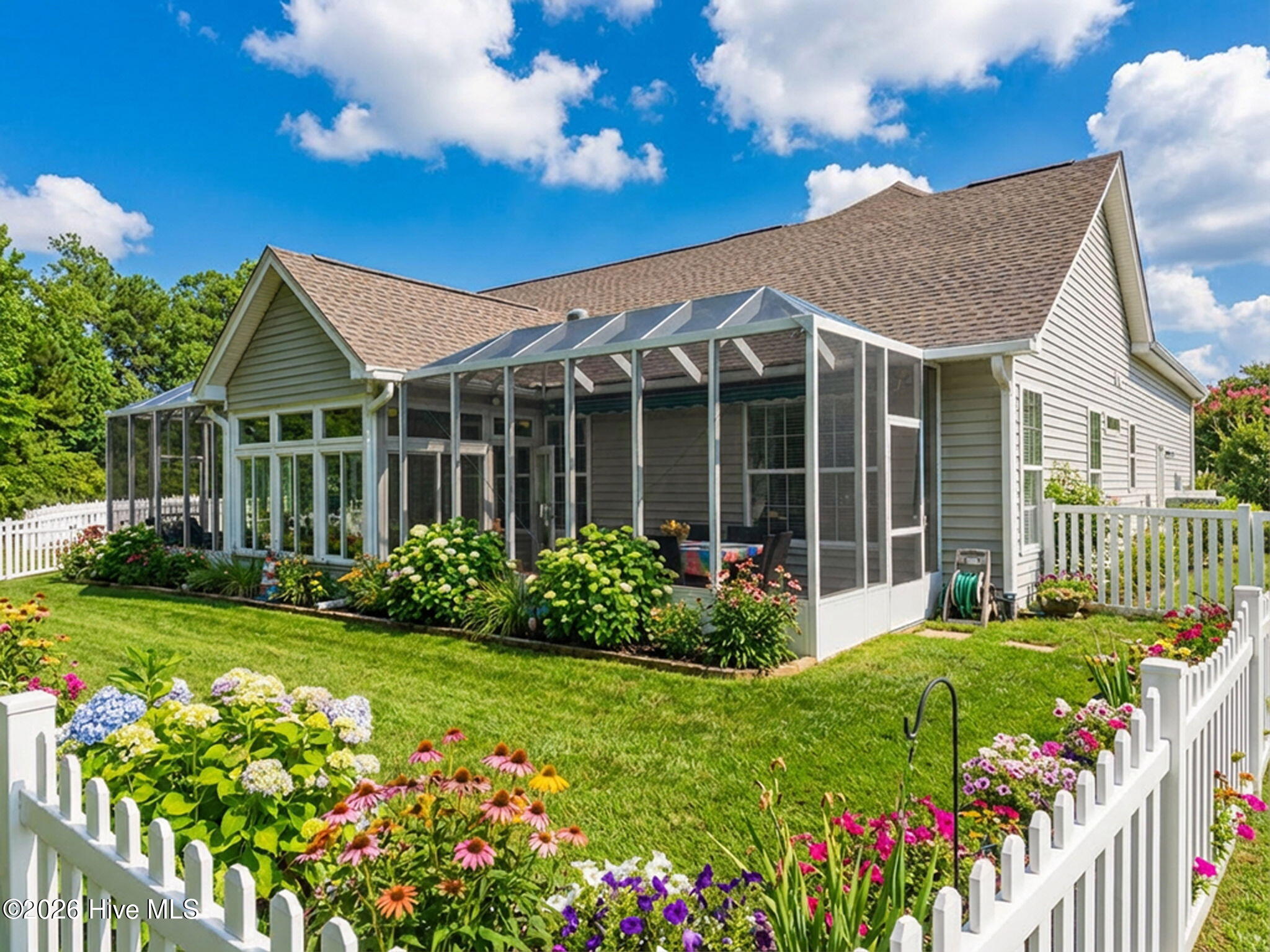 100558240 | Photo 40