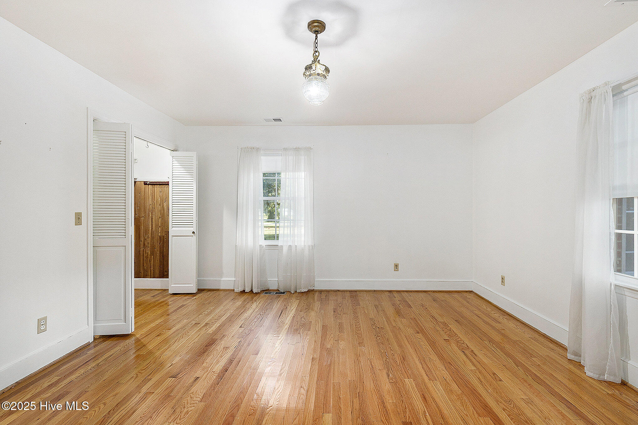 100537209 | Photo 19