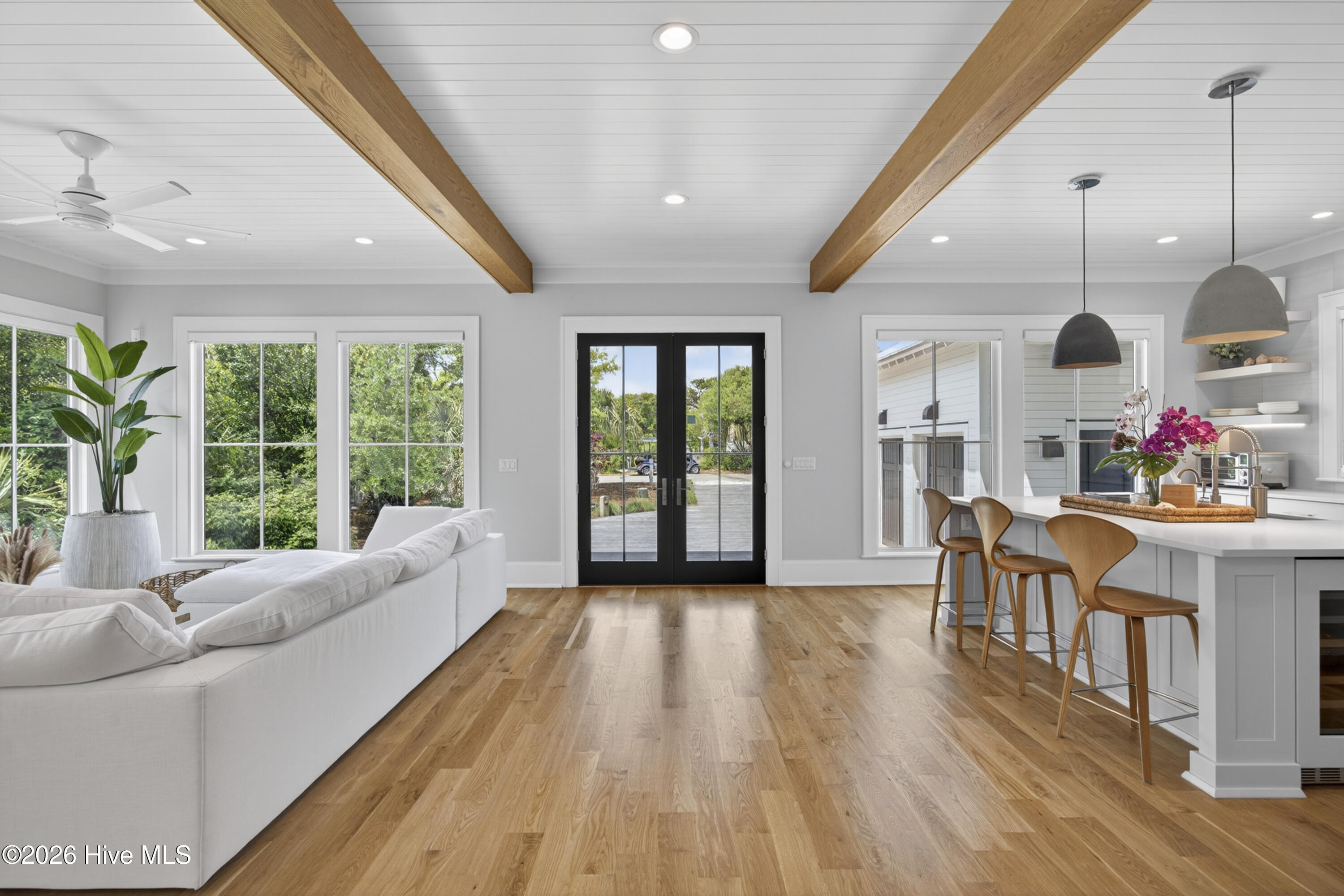 100566186 | Photo 11