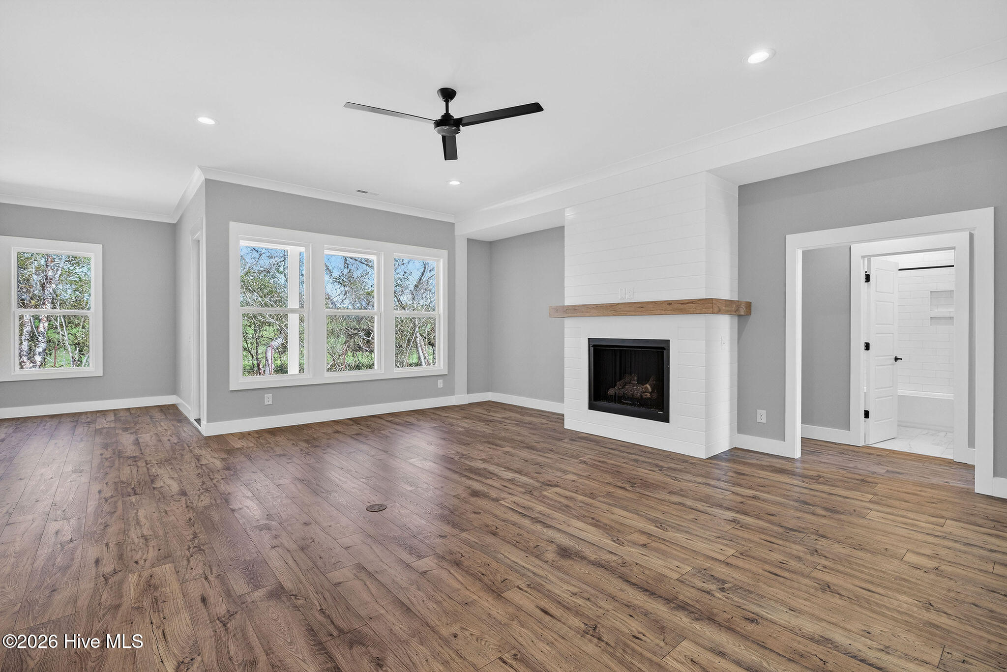 100560917 | Photo 14