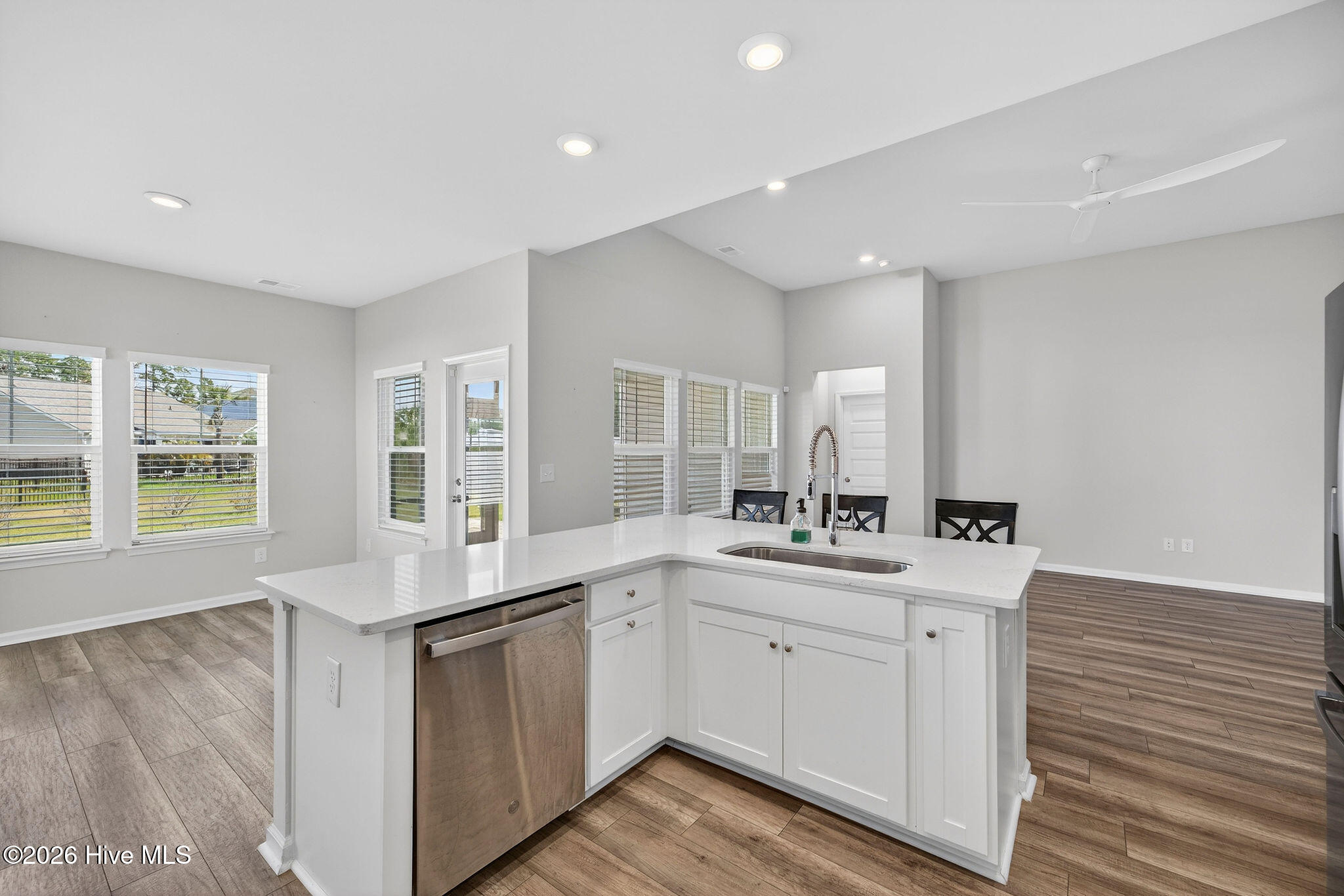 100561560 | Photo 14