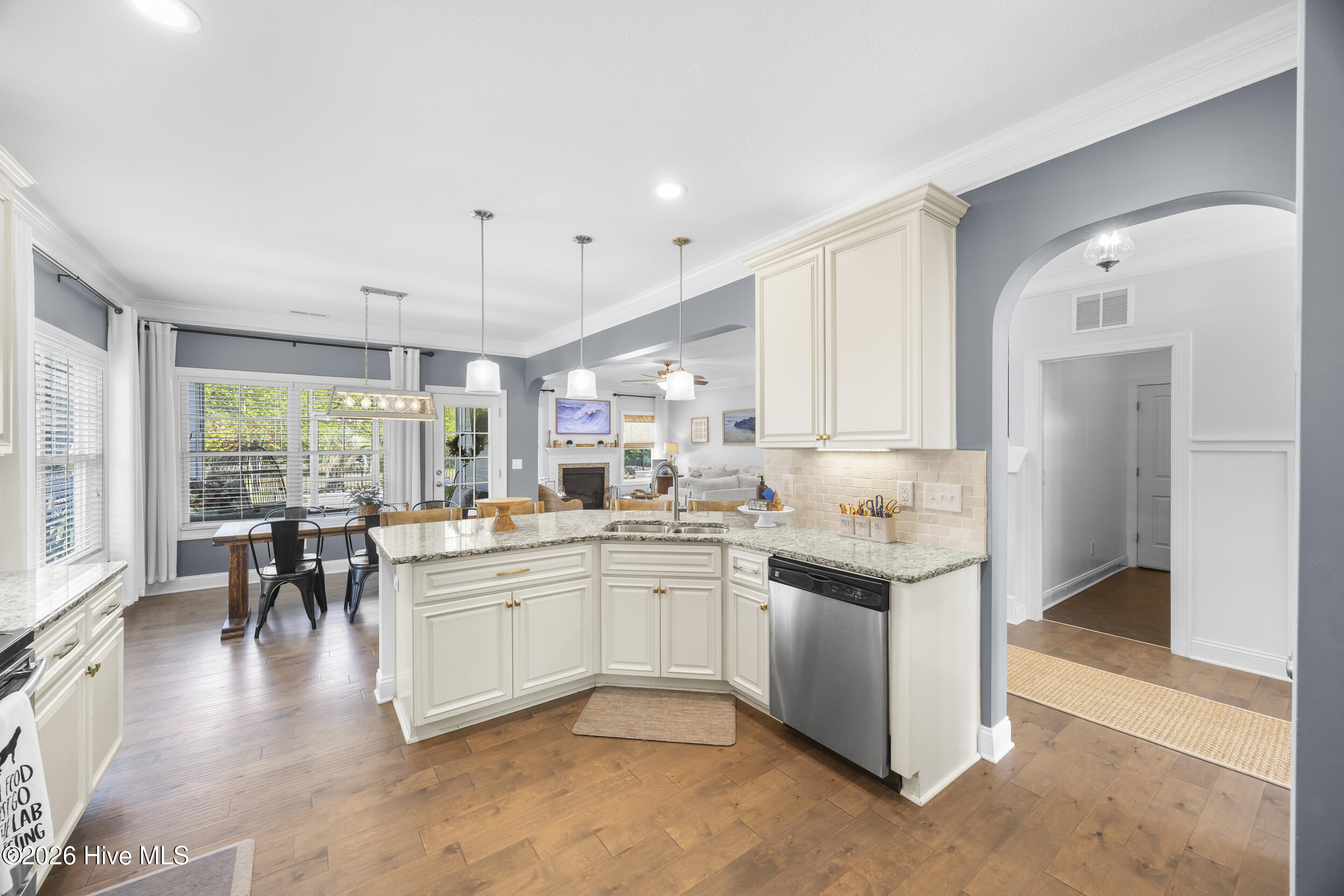 100565893 | Photo 12