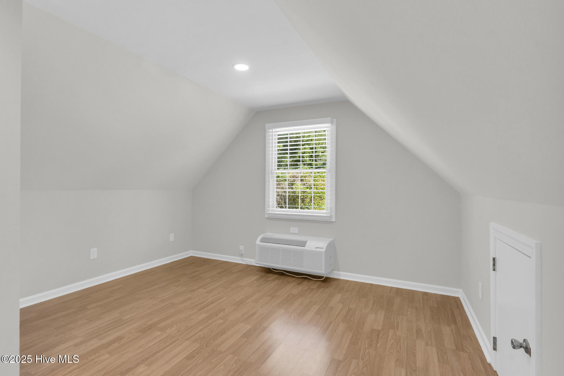 100532167 | Photo 63