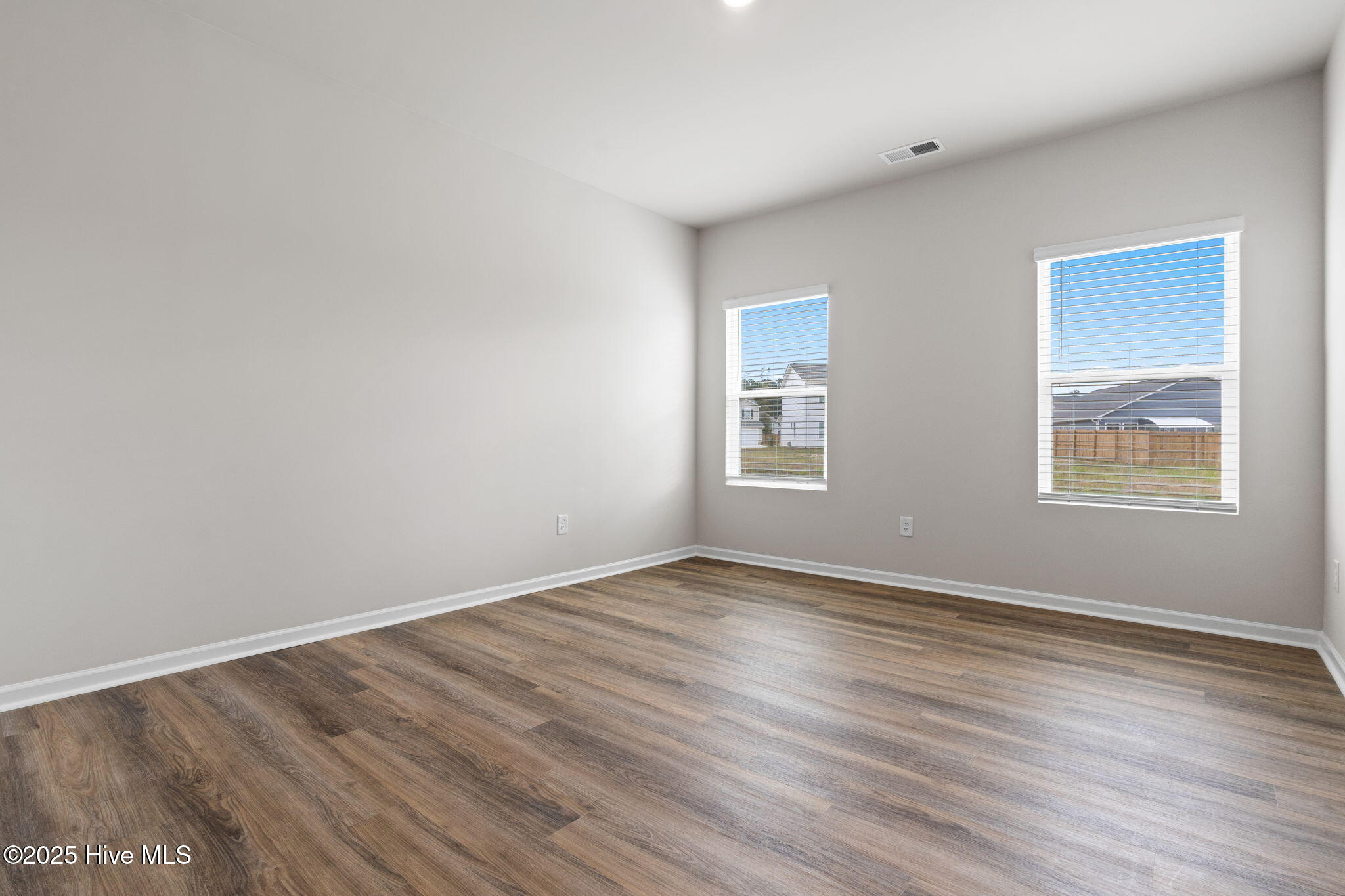 100532867 | Photo 14