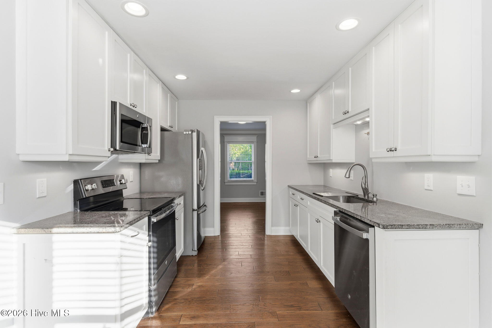 100569519 | Photo 13