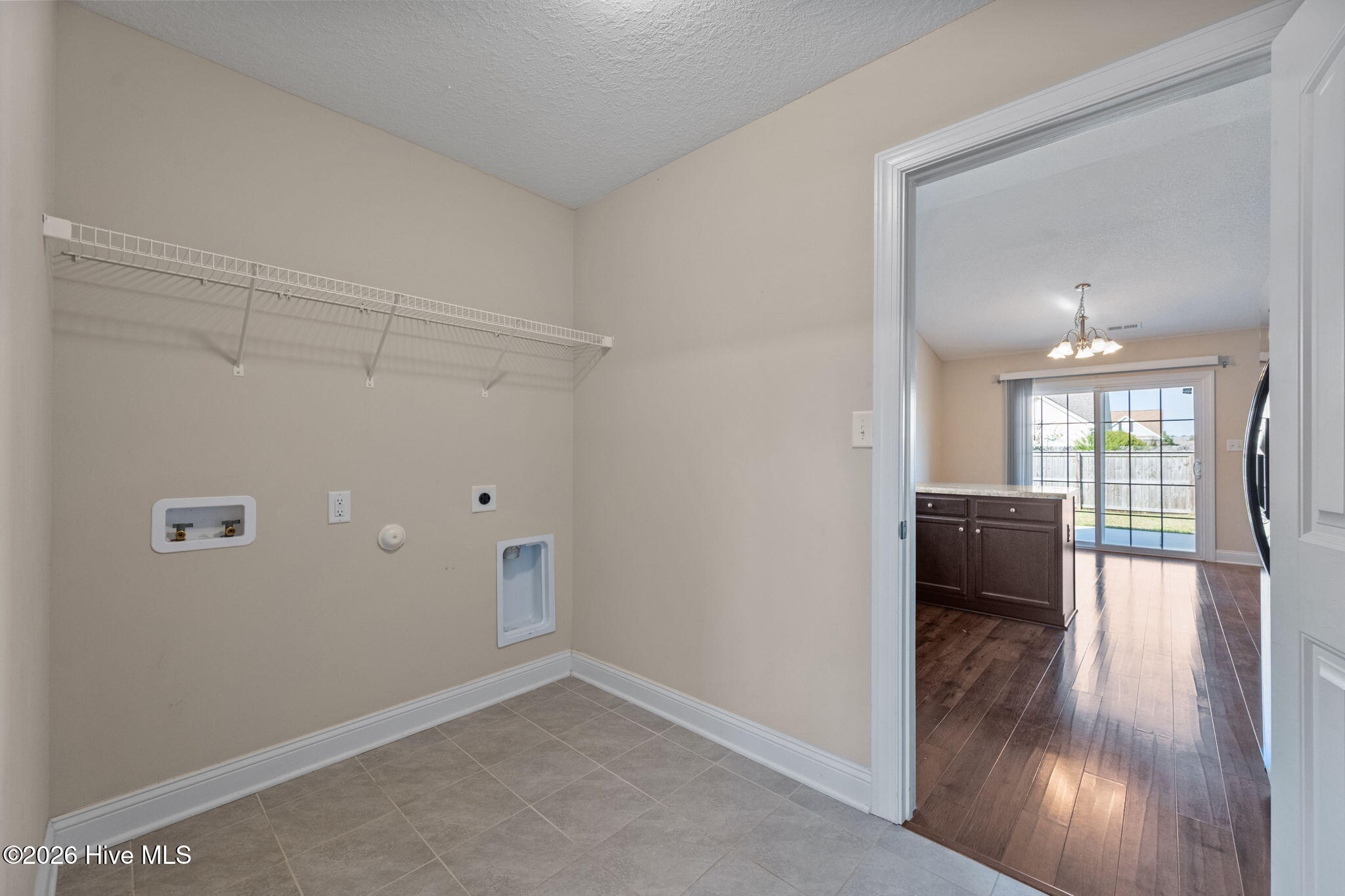 100564083 | Photo 12