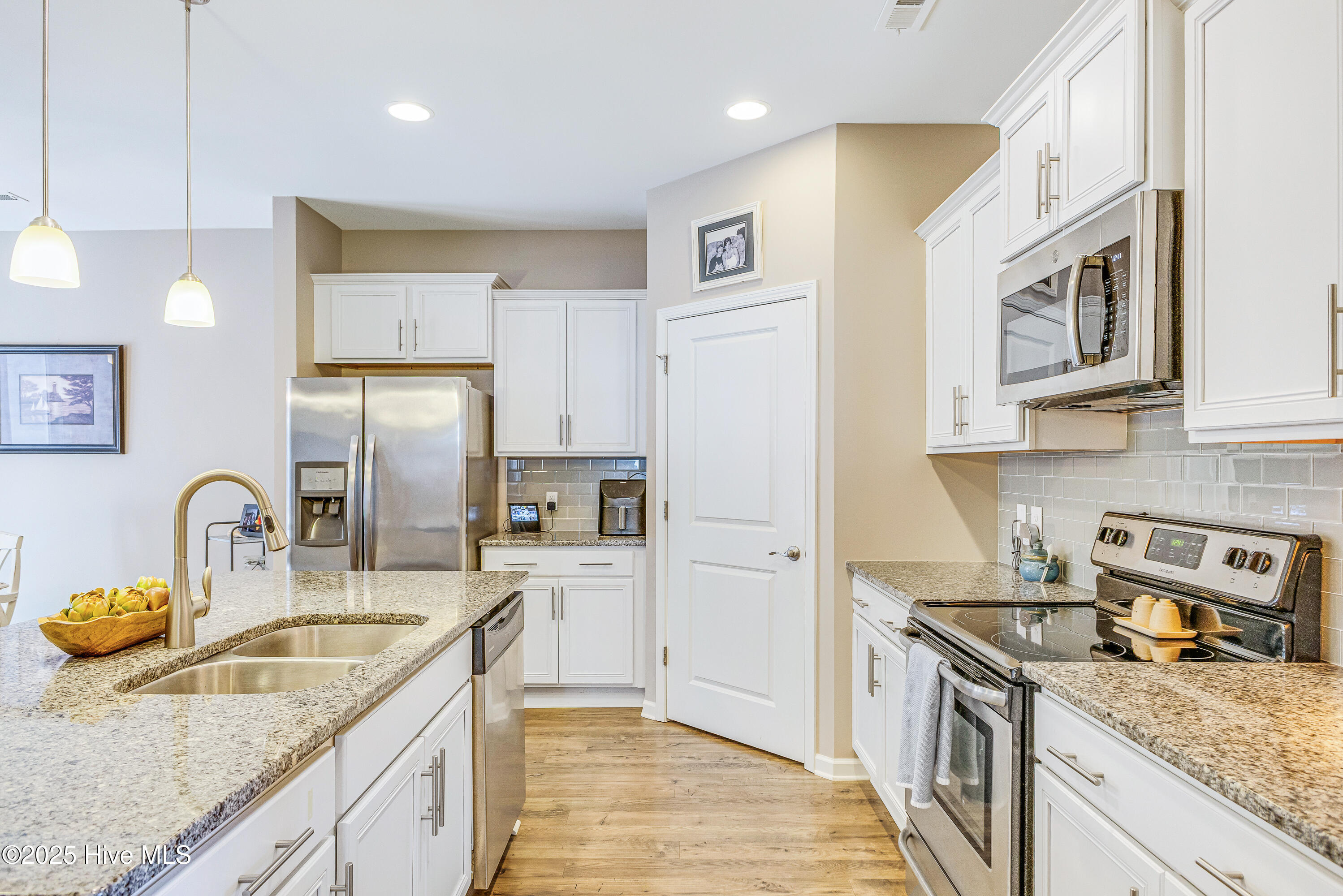 100547068 | Photo 19