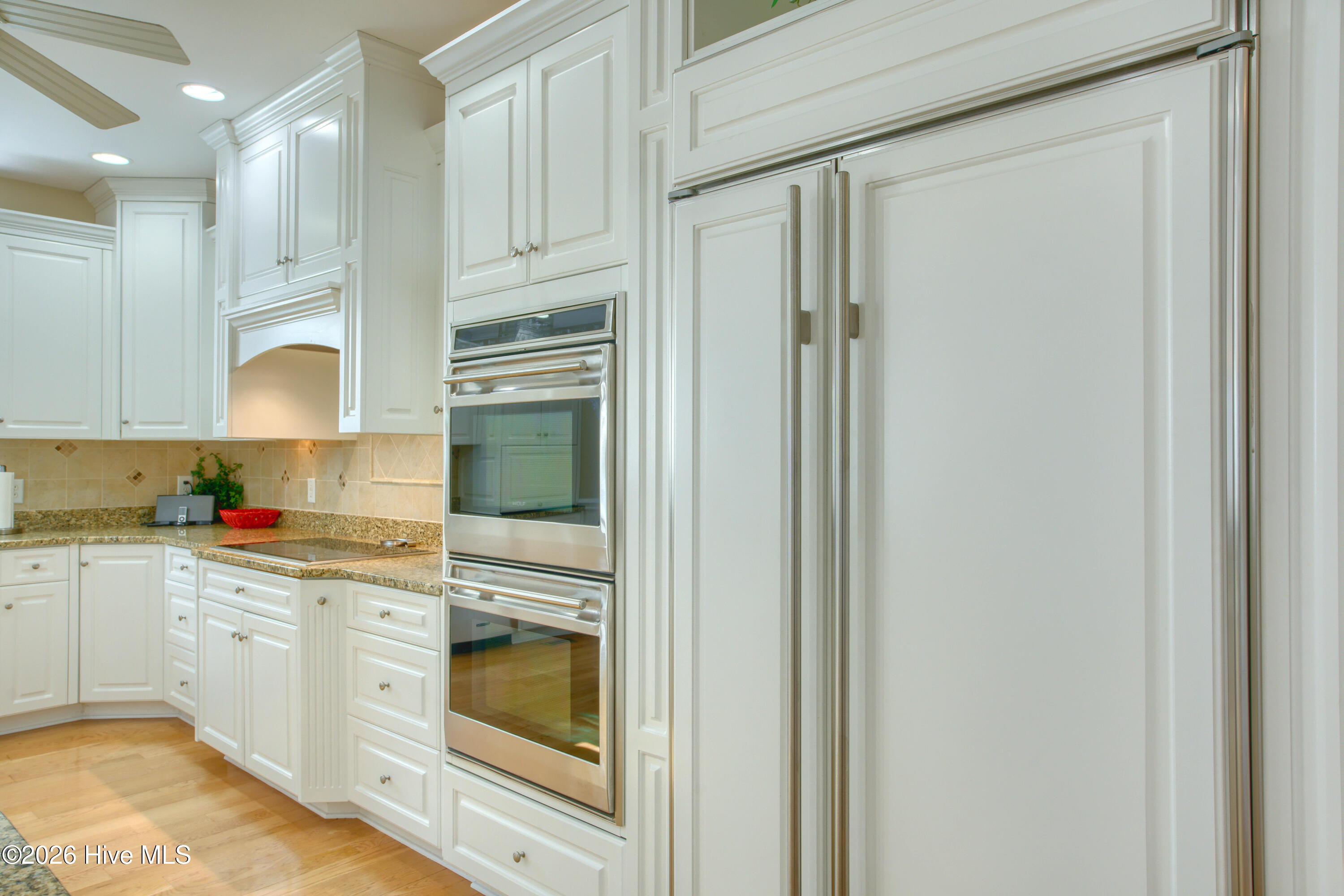 100549111 | Photo 40