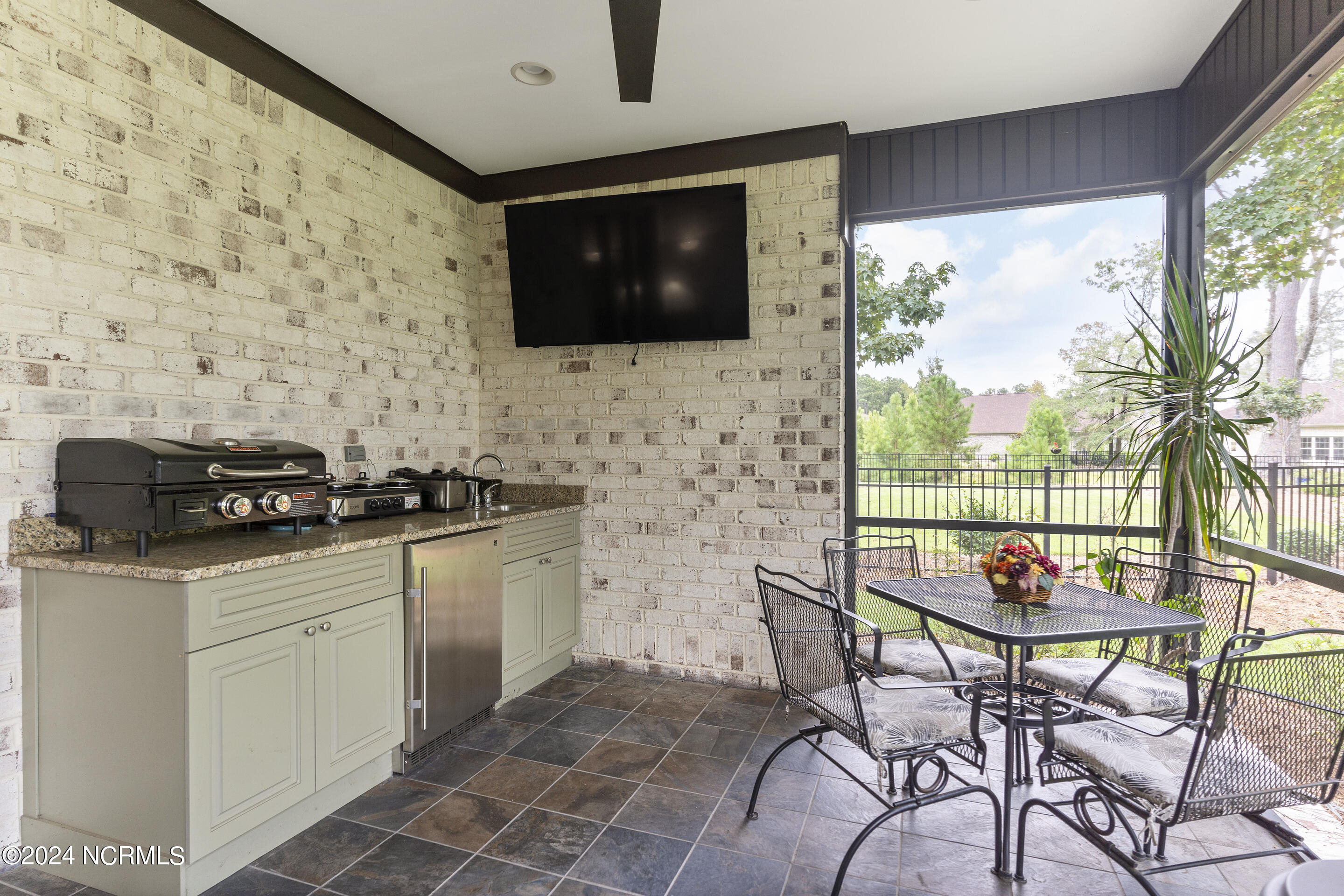 100554009 | Photo 33