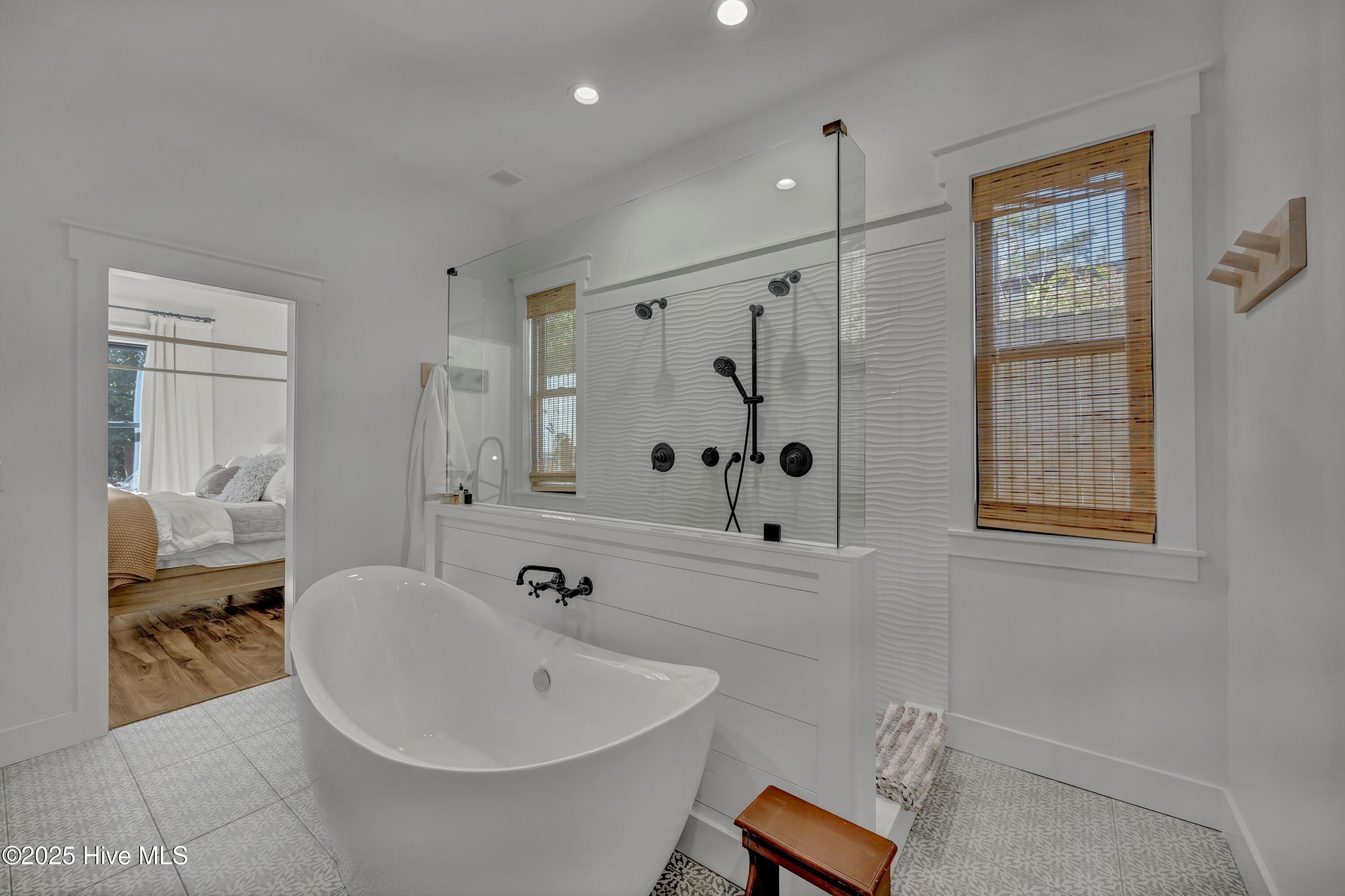 100543127 | Photo 33